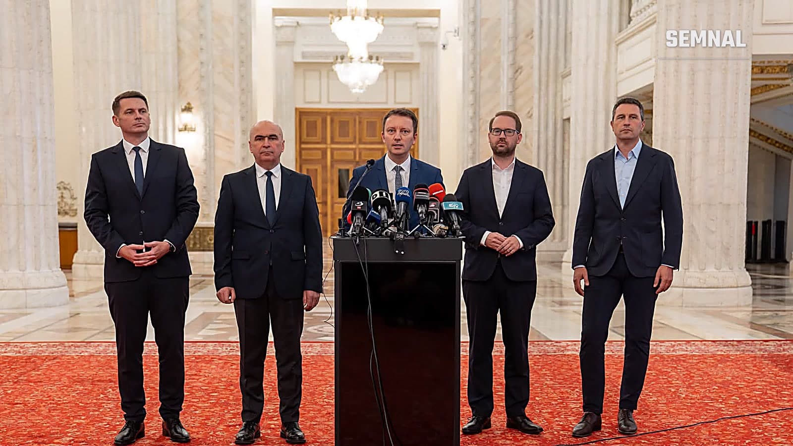 Siegfried Mureșan, la pupitru, alături de liderii coaliției, într-o conferință de presă în Palatul Parlamentului (Foto: Siegfried Mureșan)
