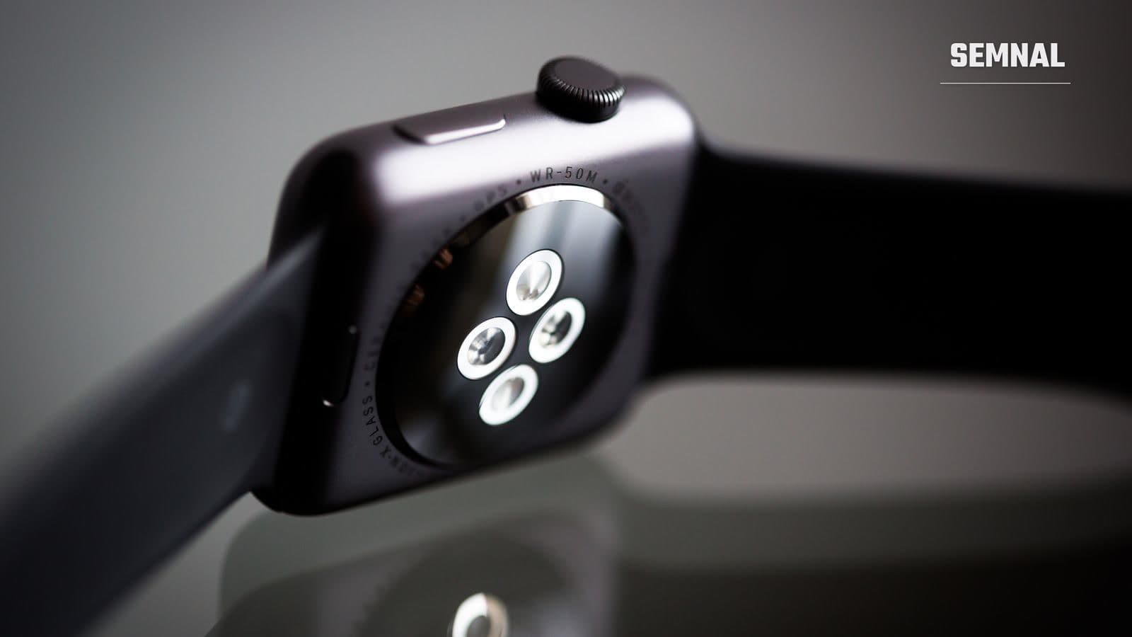 Prim-plan cu senzorul de pe partea din spate a unui smartwatch modern, care intră în contact direct cu pielea