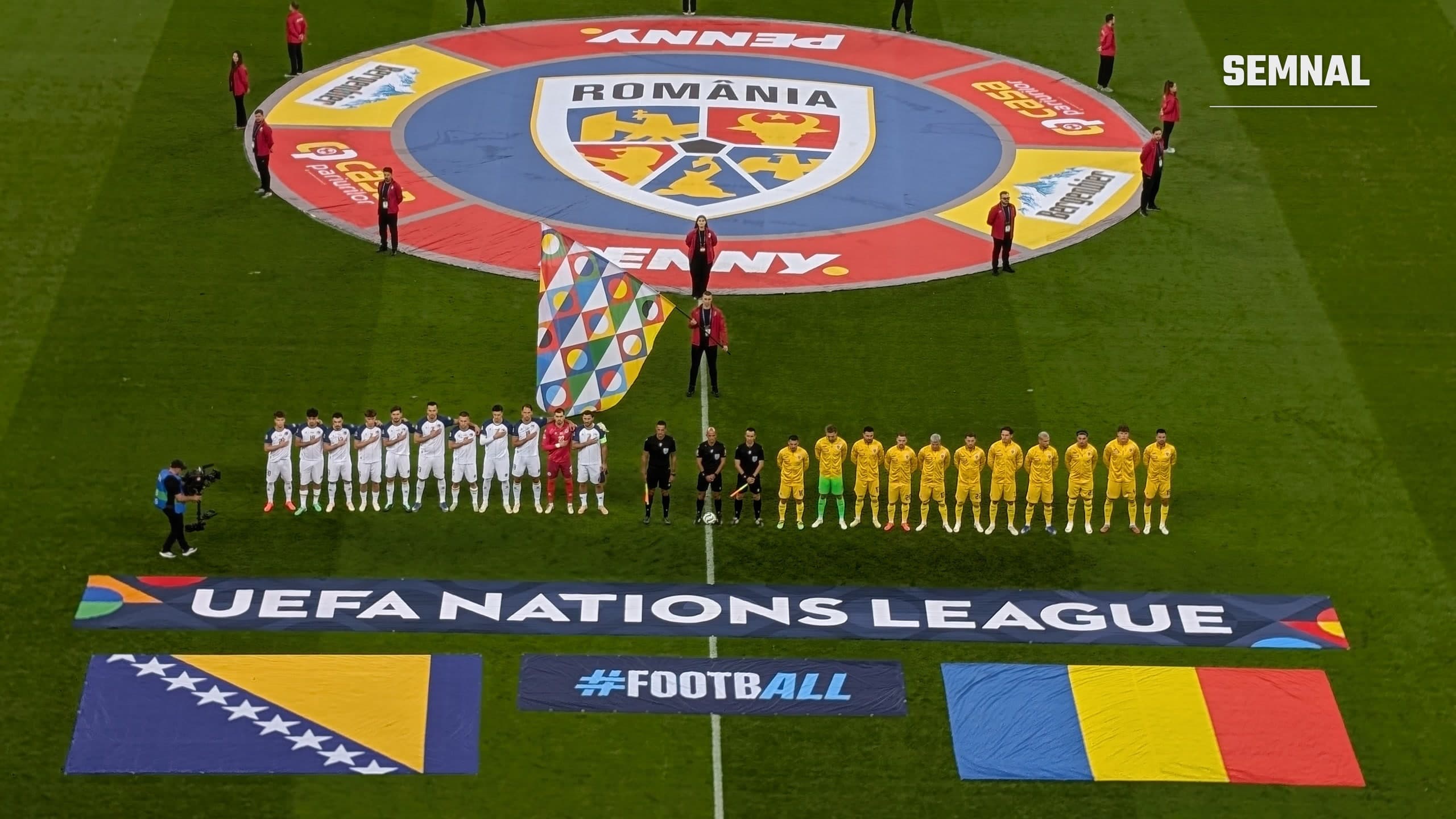 Echipele României și Bosniei-Herțegovina aliniate la centrul terenului pe Arena Națională, cu stema României în spate și steagurile celor două țări pe gazon