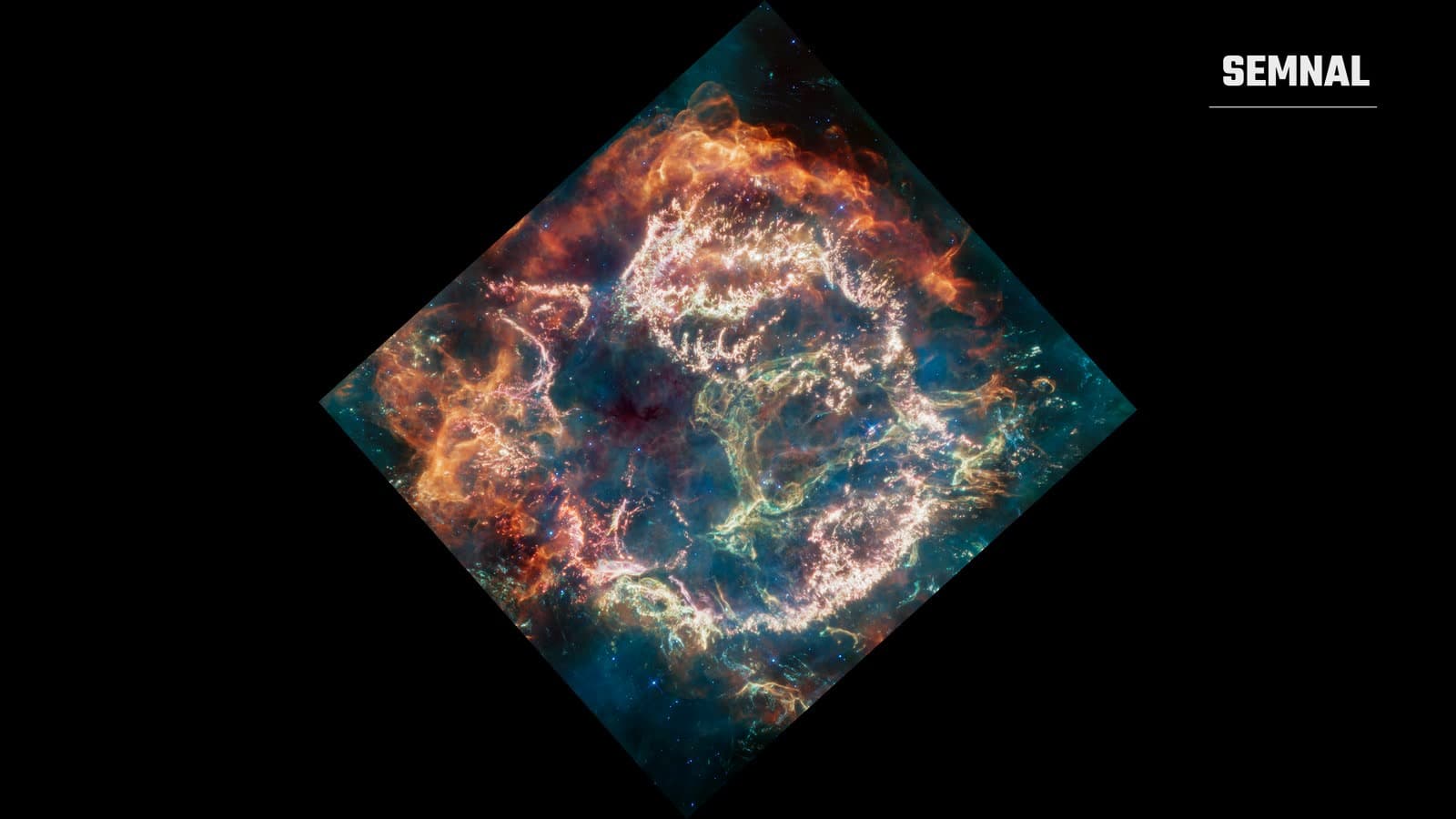 Rămășița supernovei Cassiopeia A, cu filamente de gaz portocalii, albe și albastre pe fundal negru, imagine combinată Webb, Chandra, Hubble și Spitzer