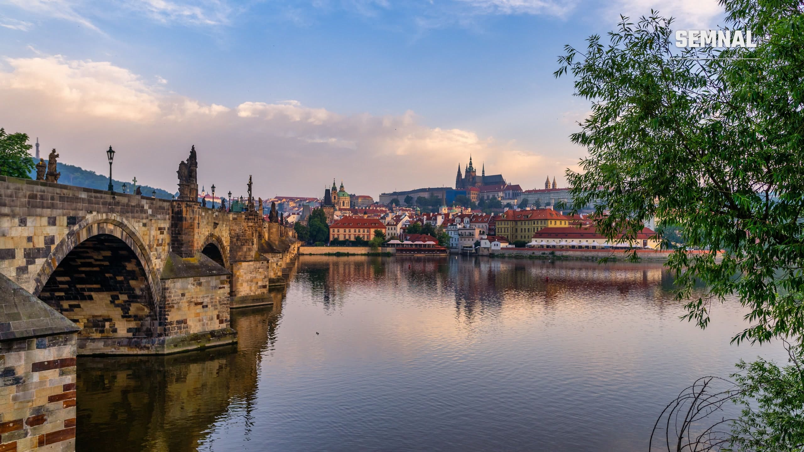 Podul Carol din Praga, Cehia, la apus