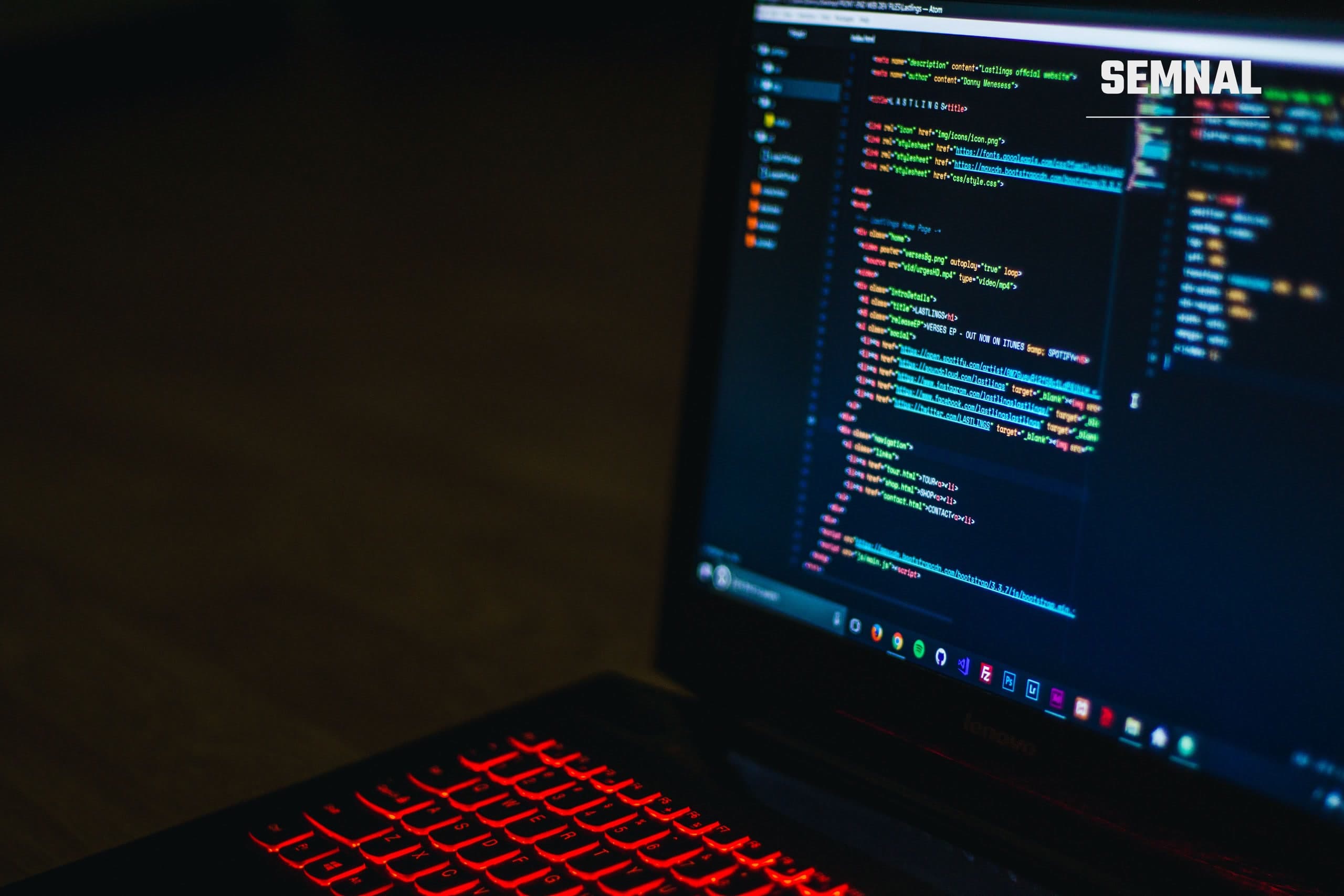 Tastatură cu iluminare roșie și cod pe ecranul unui laptop, imagine ilustrativă (Foto: Danny Meneses / Pexels)