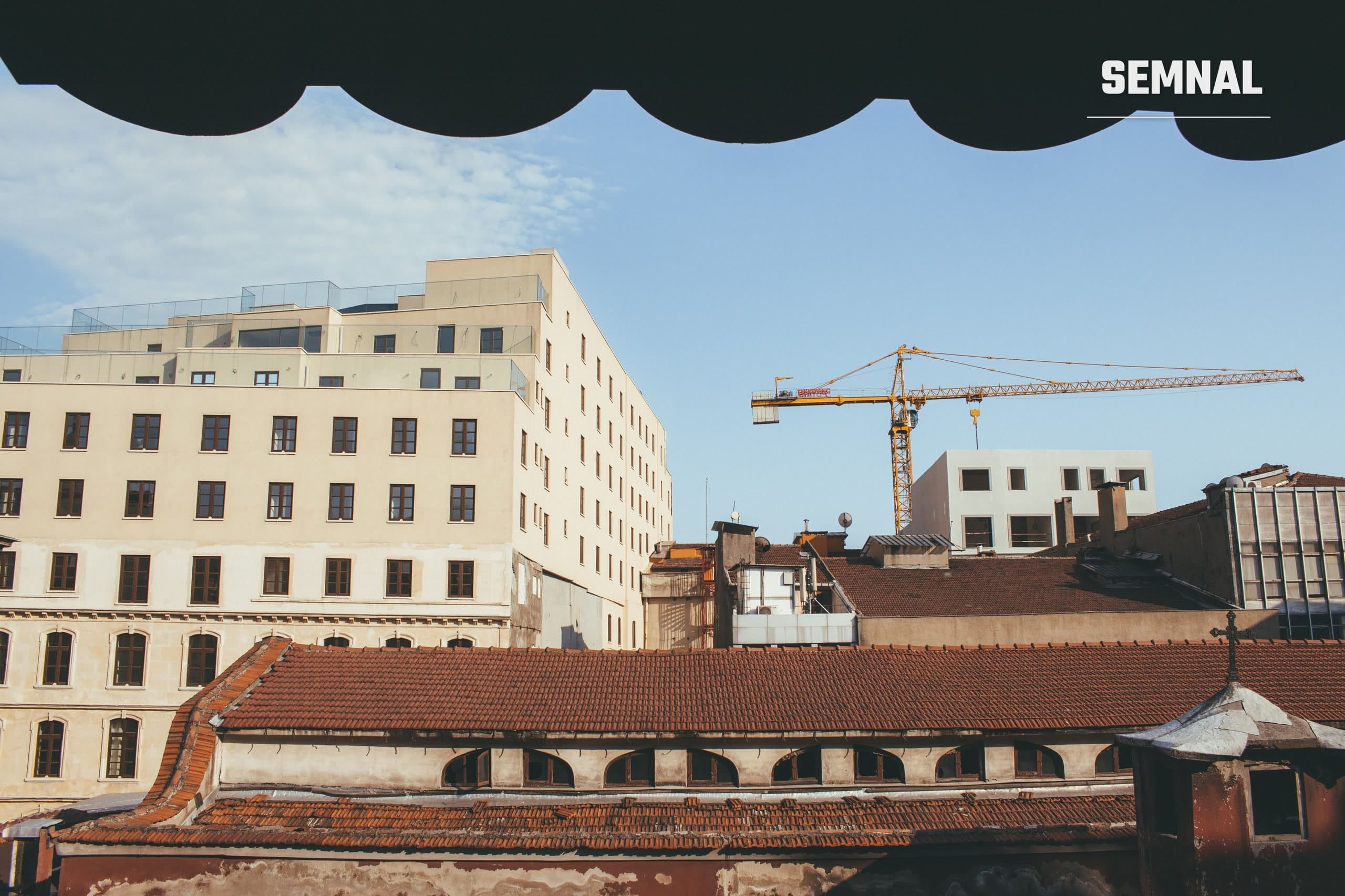 Macara de construcție și clădiri în lucru, imagine ilustrativă pentru șantiere de infrastructură (Foto: Pexels)