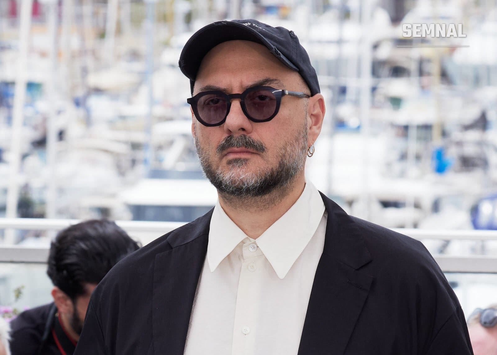 Regizorul Kirill Serebrennikov, cu șapcă neagră și ochelari de soare