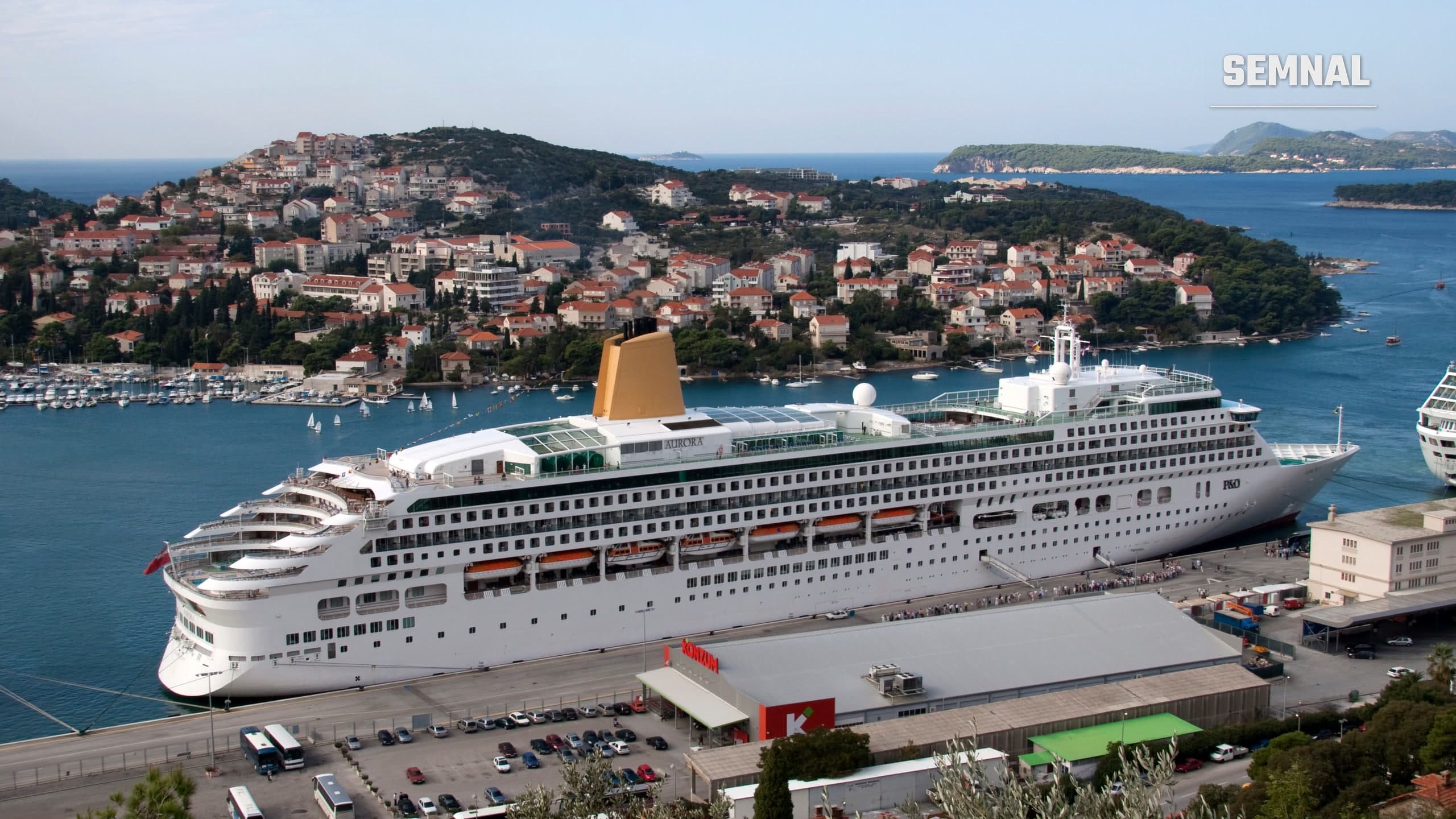 Nava de croazieră Aurora a companiei P&O, acostată în portul Dubrovnik din Croația, cu orașul și insulele Adriaticii în fundal
