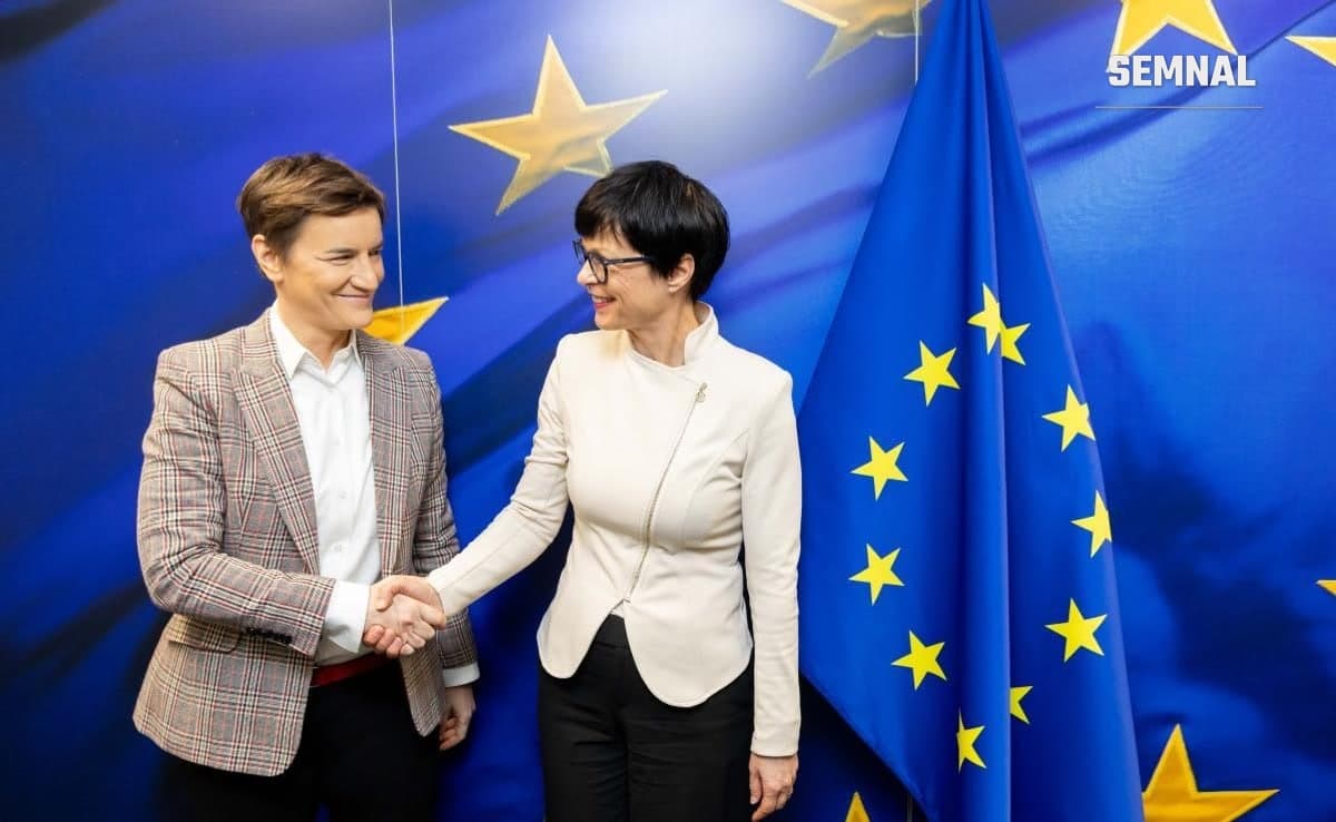 Ana Brnabić, președinta Parlamentului Serbiei, dă mâna cu comisarul european Marta Kos la Bruxelles, în martie 2026