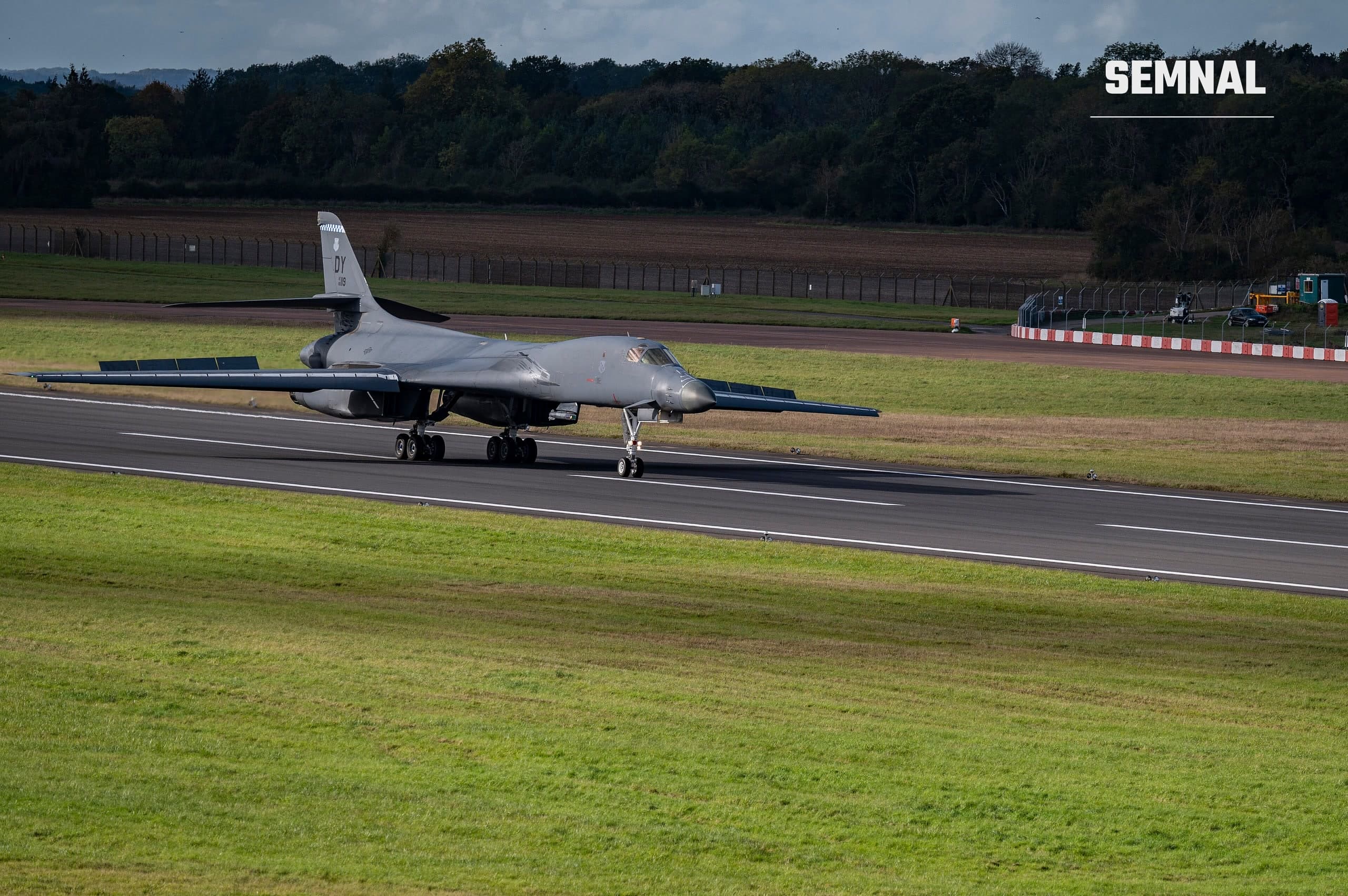 Bombardier american B-1B Lancer rulând pe pista bazei RAF Fairford din Marea Britanie, imagine de arhivă (Foto: U.S. Air Force / Wikimedia Commons)