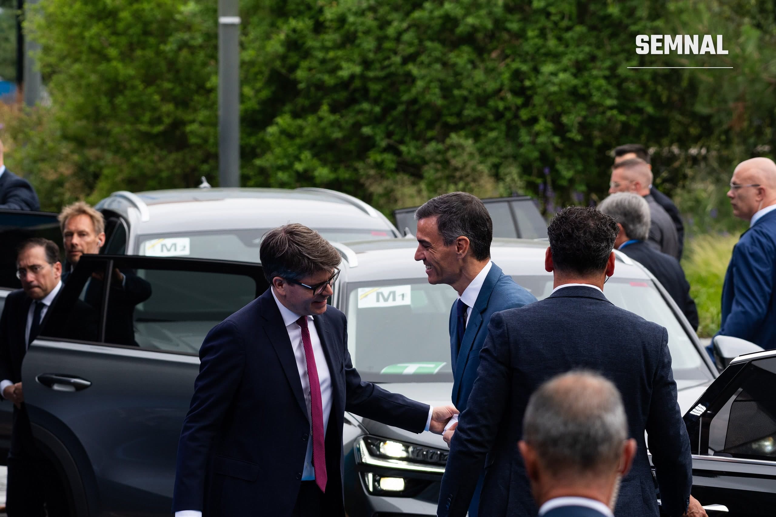 Premierul spaniol Pedro Sánchez, în costum închis la culoare, salutând delegații la sosirea la summitul NATO din 2025 de la Haga (Foto: Floris de Bijl / Wikimedia Commons, CC BY-SA 4.0)