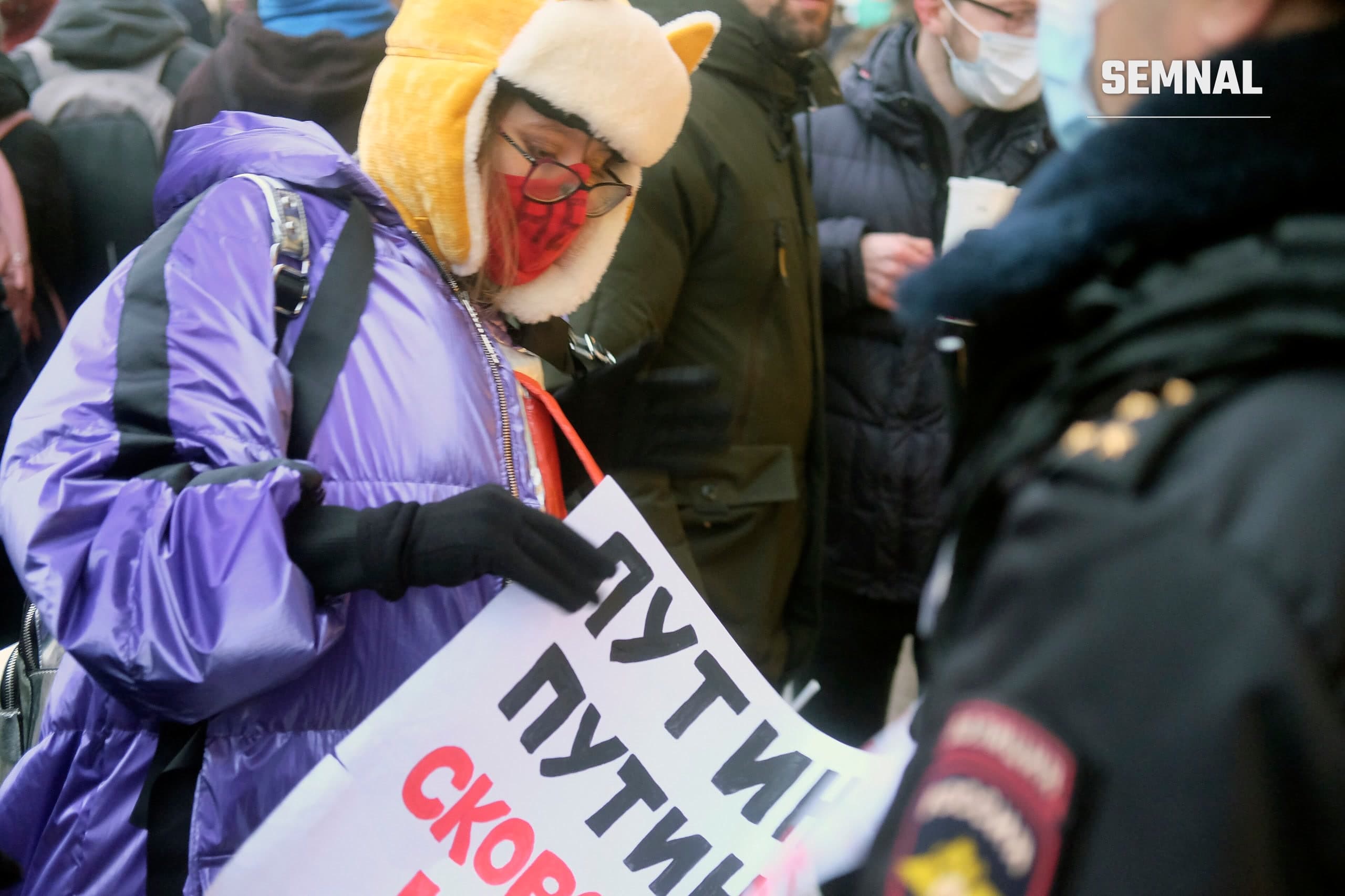 Protestatară cu o pancartă împotriva lui Putin, reținută de poliție în Rusia în ianuarie 2021, imagine de arhivă (Foto: Sergey Korneev / Wikimedia Commons, CC BY-SA 4.0)