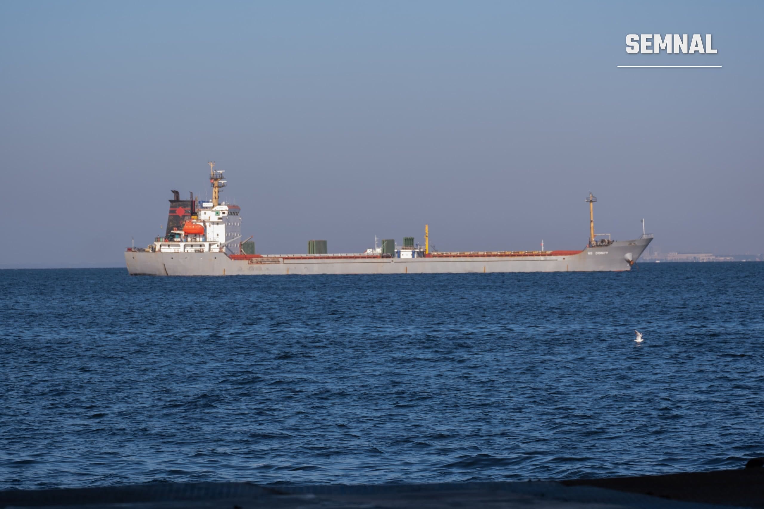 Navă cargo pe mare deschisă - imagine ilustrativă