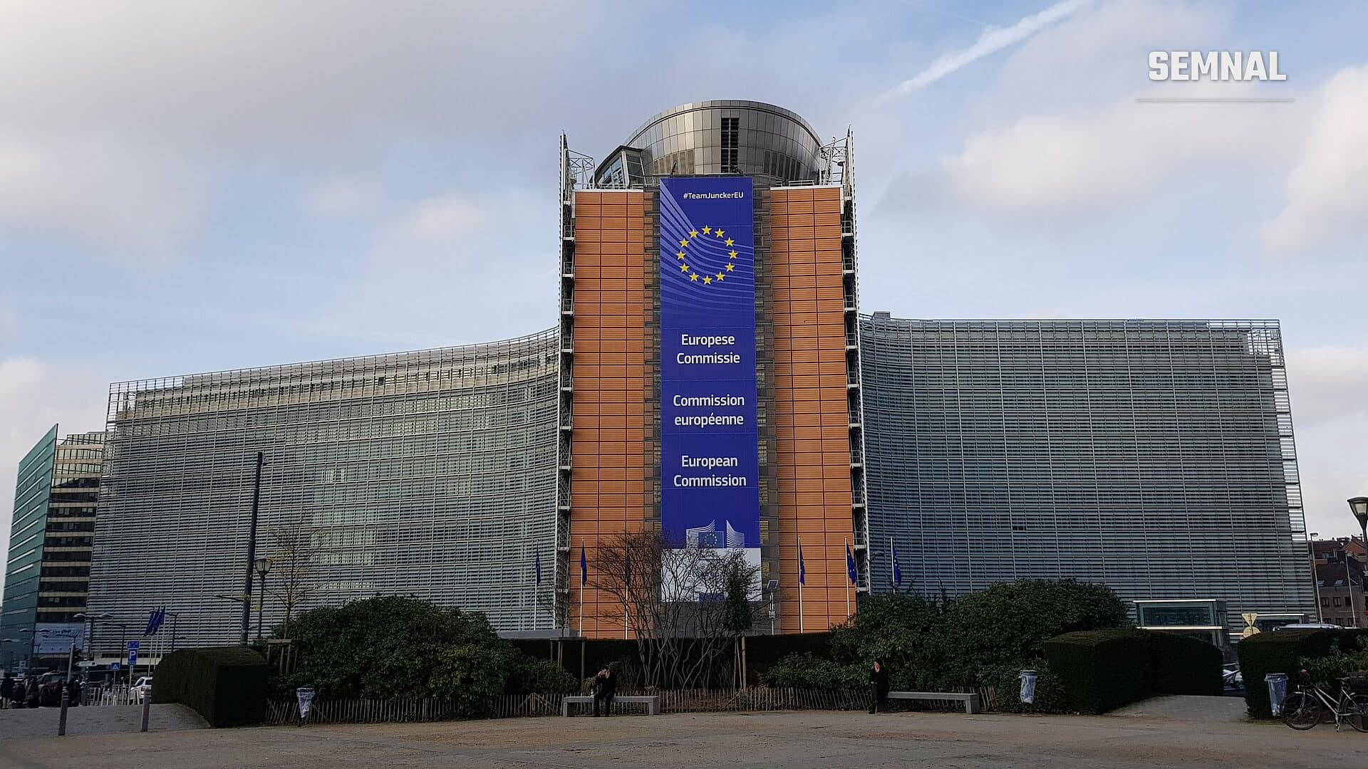 Clădirea Berlaymont din Bruxelles, sediul Comisiei Europene, cu un banner albastru mare pe fațadă (Foto: Romaine / Wikimedia Commons, CC0)