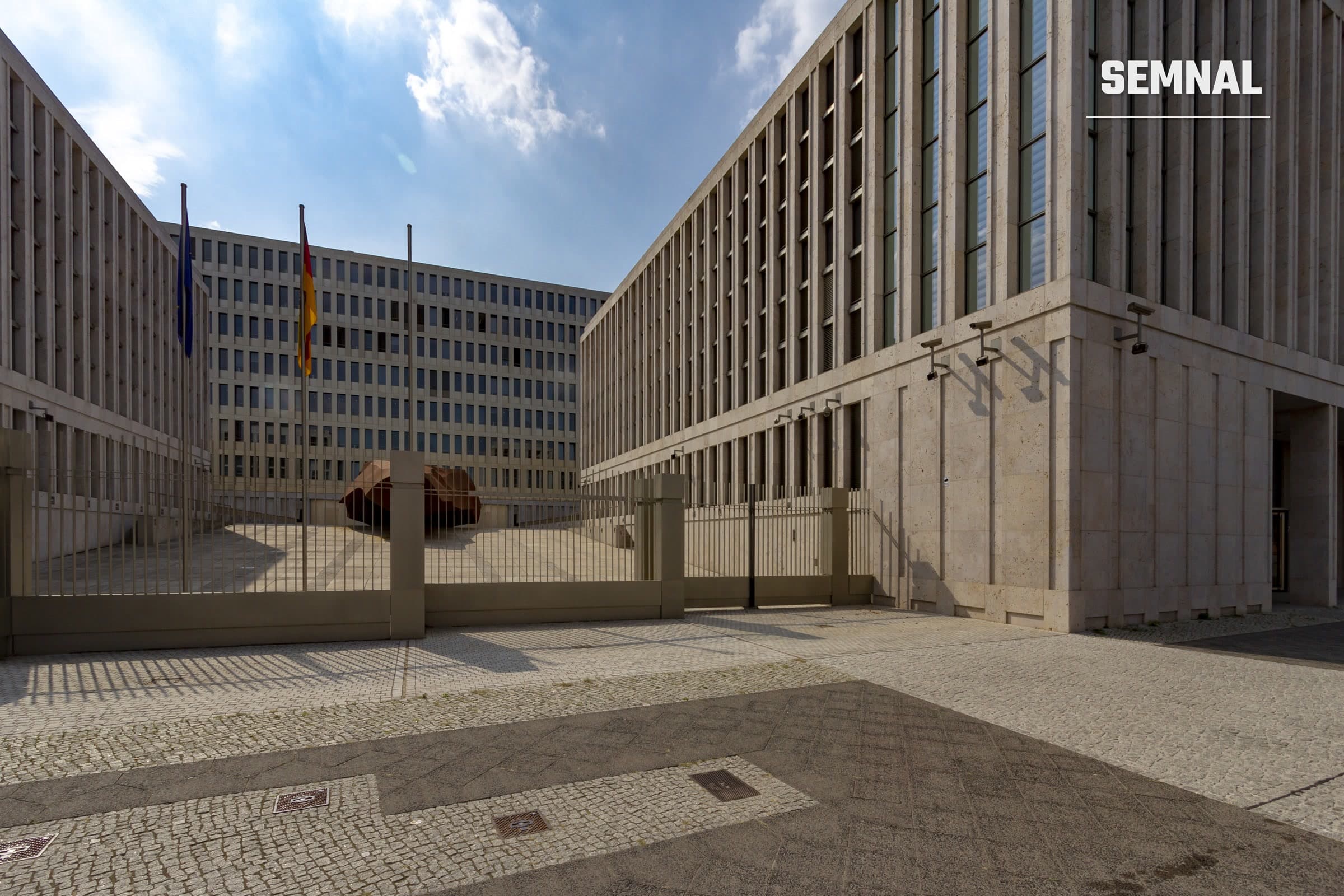 Sediul central al BND, serviciul german de informații externe, din Berlin, cu clădiri înalte din piatră și poartă metalică