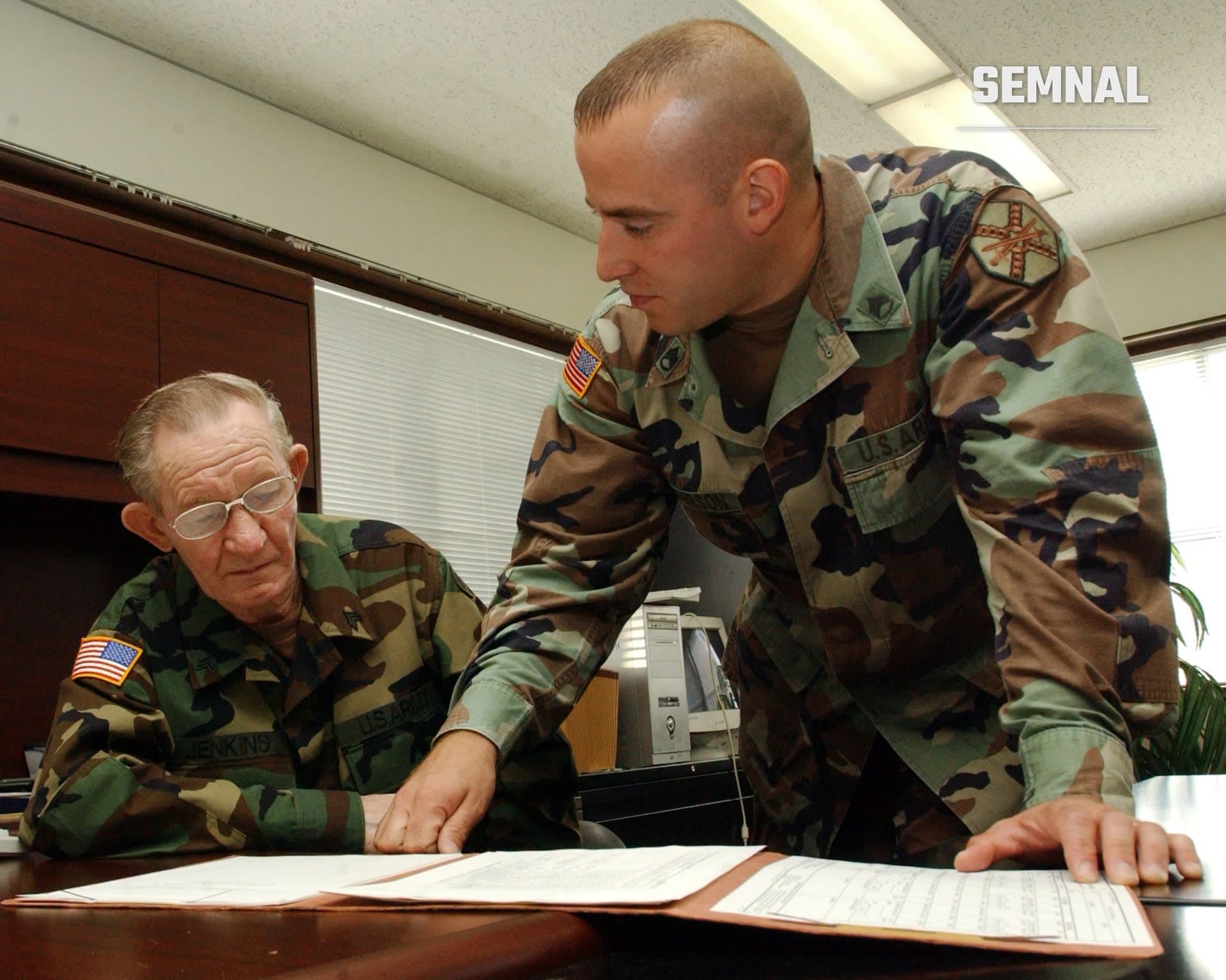 Charles Jenkins, în uniformă de campanie a armatei SUA, analizează documente alături de un militar american, la Camp Zama