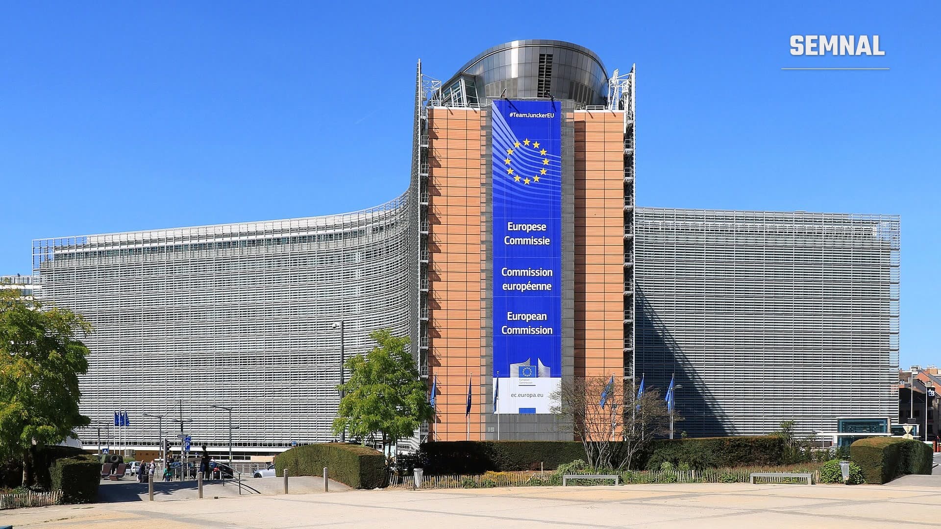 Clădirea Berlaymont din Bruxelles, sediul Comisiei Europene, cu un banner albastru mare cu stelele UE pe fațadă