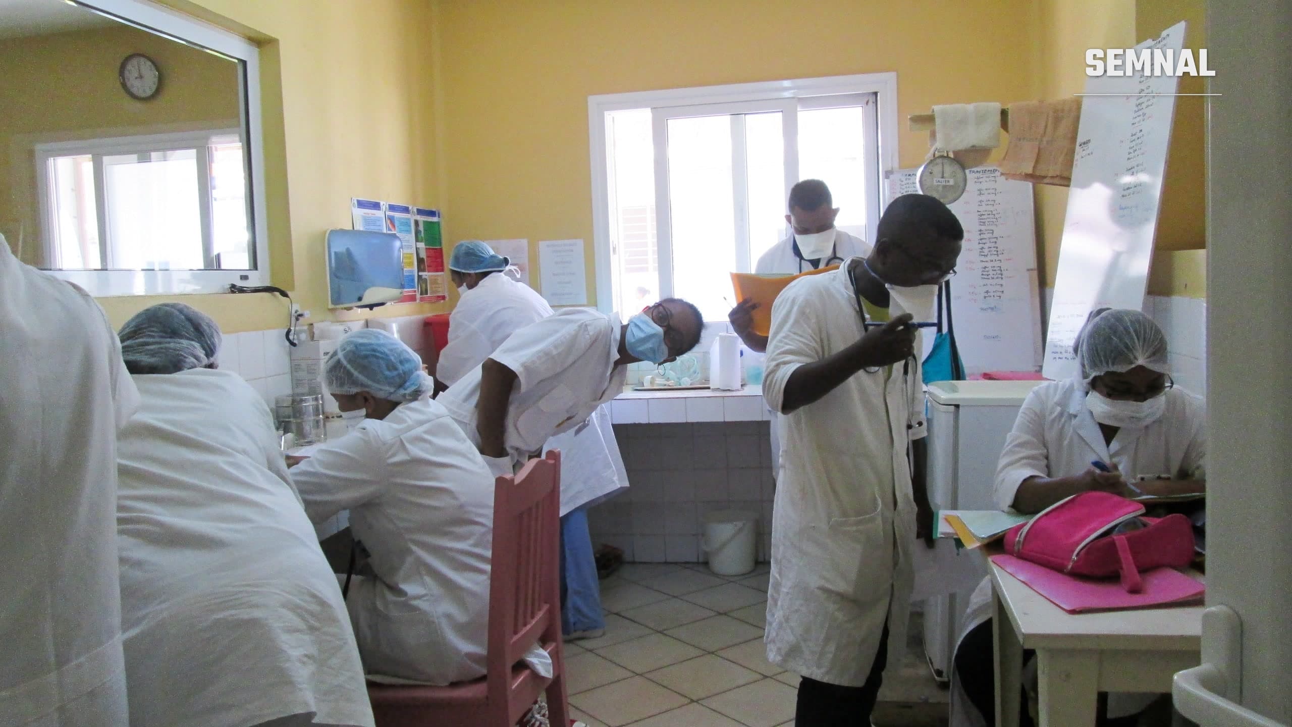 Echipă medicală cu măști și halate la lucru într-un centru de sănătate din Madagascar, în noiembrie 2017, în timpul epidemiei de ciumă