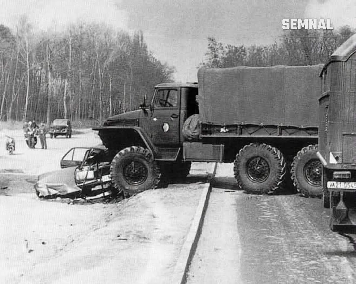 Camion militar Ural și mașina Mercedes zdrobită a misiunii franceze, la locul incidentului din Halle, martie 1984