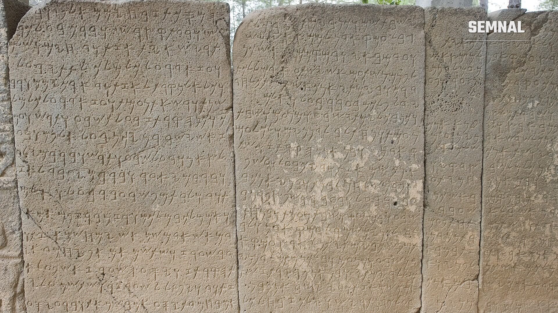 Plăci de piatră acoperite cu rânduri de litere feniciene, pe inscripția bilingvă de la Karatepe, datată în secolul al VIII-lea î.Hr.