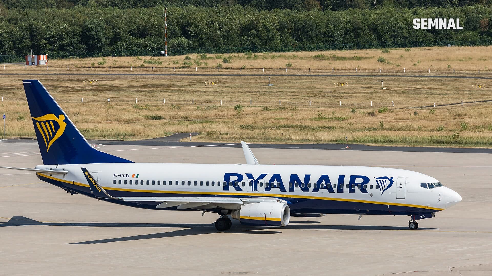 Avion Boeing 737-800 Ryanair rulează pe platforma aeroportului Köln/Bonn, cu sigla companiei pe fuselaj și pe ampenajul albastru