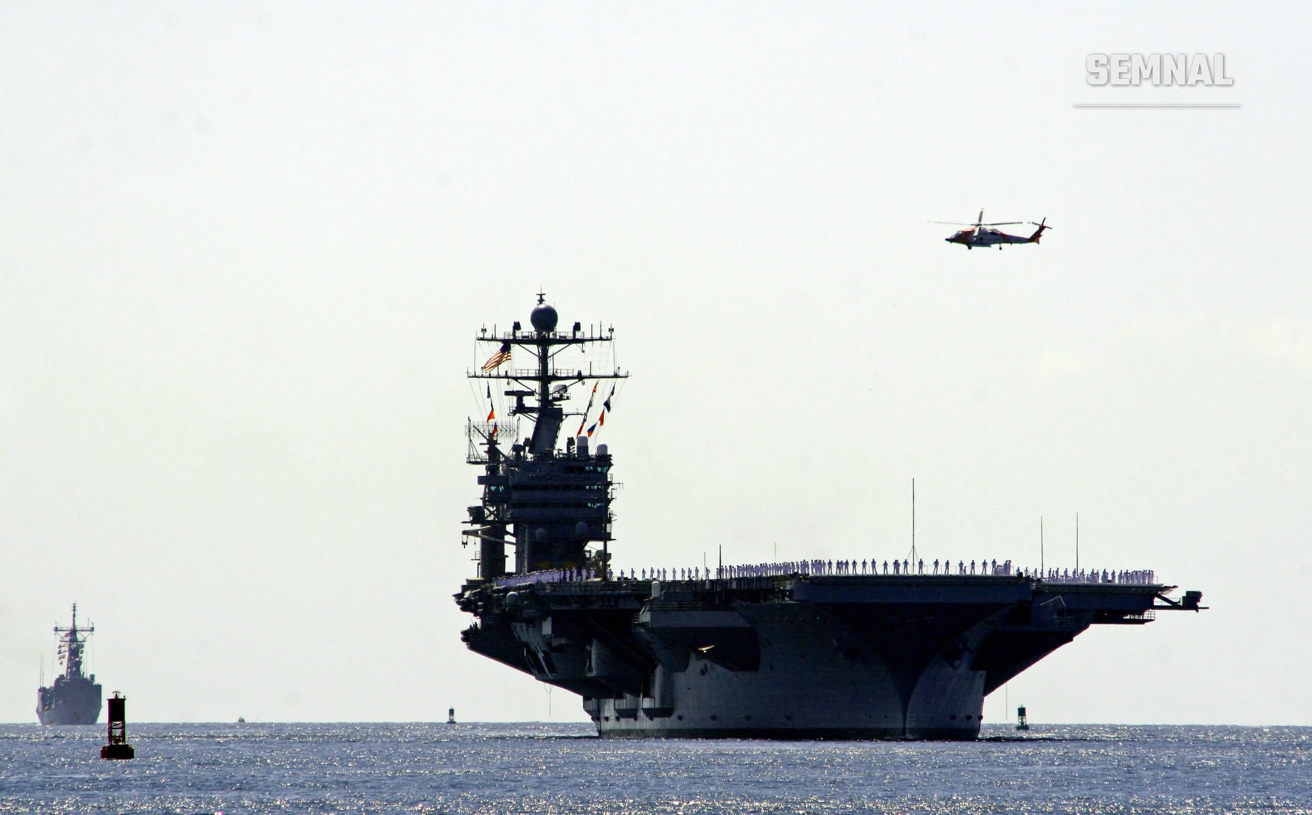Portavionul american USS Abraham Lincoln navigând prin golful San Diego, cu marinari aliniați pe punte, imagine de arhivă (Foto: U.S. Navy / Wikimedia Commons, domeniu public)