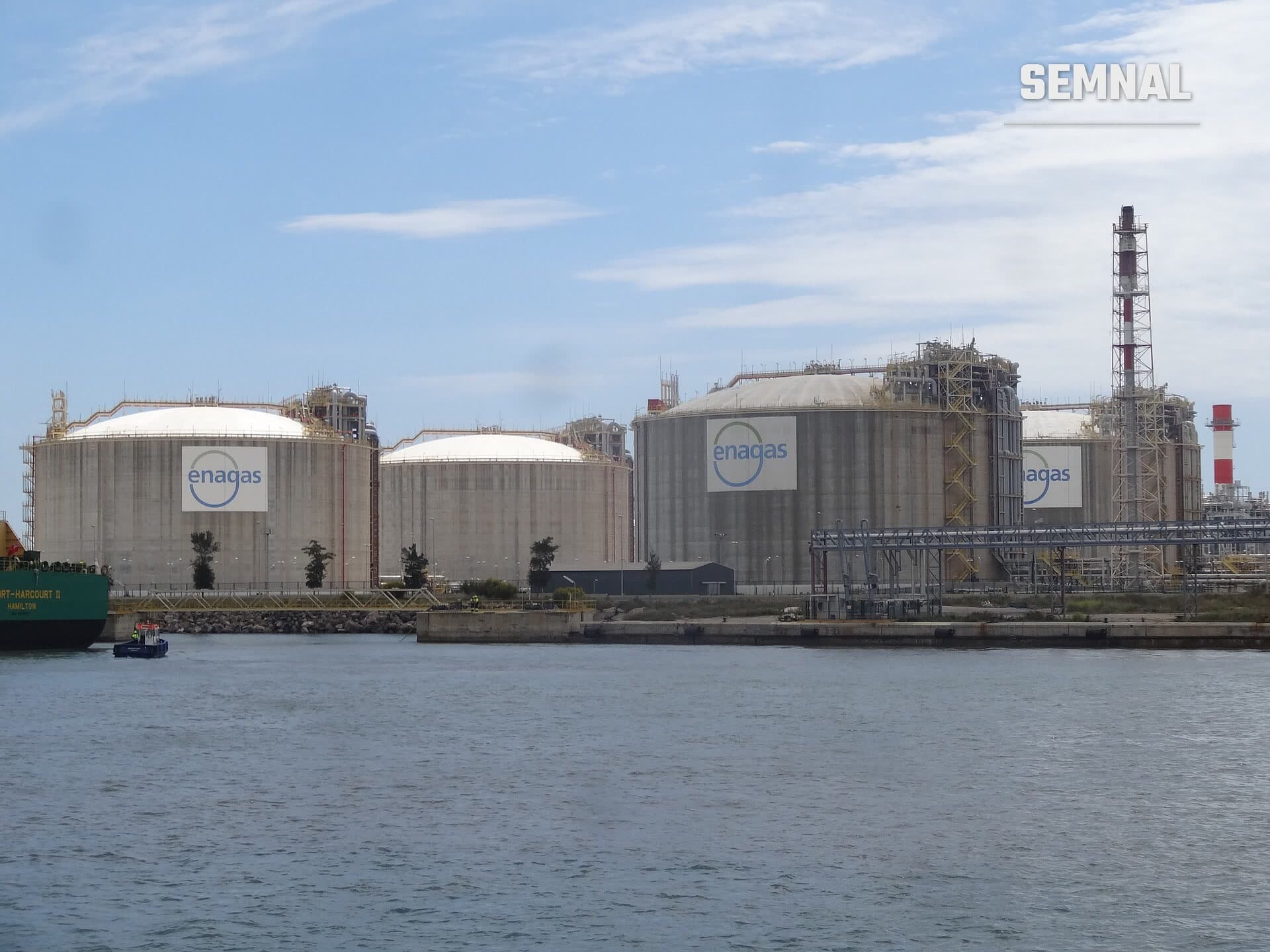 Rezervoare mari de stocare ale terminalului de gaz natural lichefiat Enagás din portul Barcelona, pe malul mării