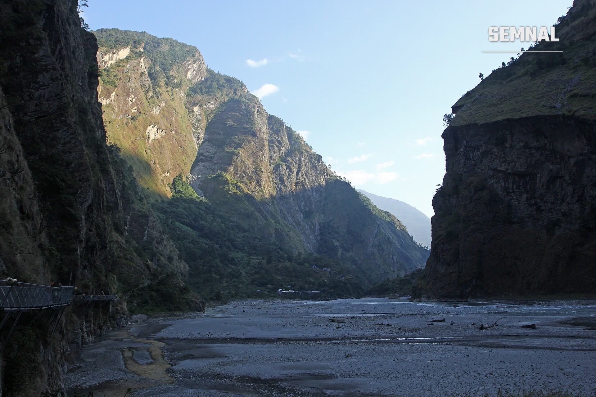 Valea râului Budhi Gandaki între Yaru Bagar și Jagat, în districtul Gorkha: versanți abrupți și o albie largă de pietriș, într-o fotografie din 2018