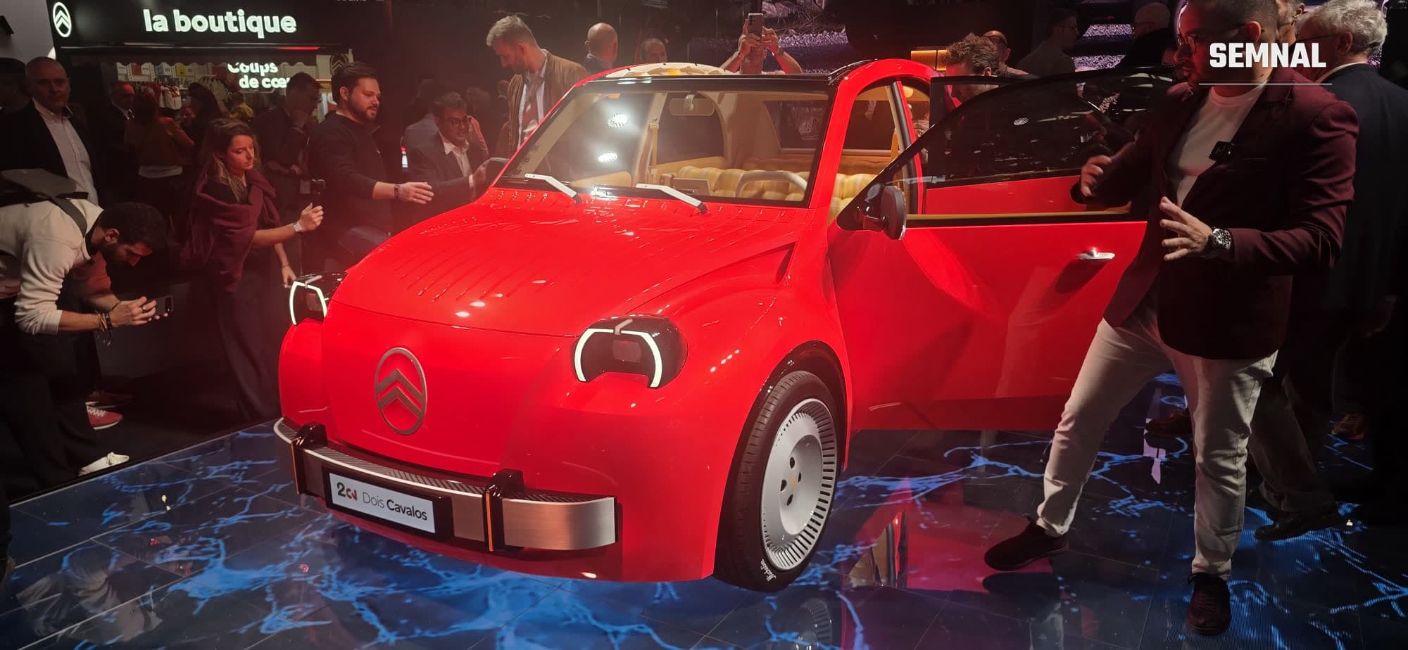 Conceptul roșu Citroën 2 CV, cu plăcuța 2CV Dois Cavalos, înconjurat de jurnaliști pe standul Citroën la Salonul Auto de la Paris 2026