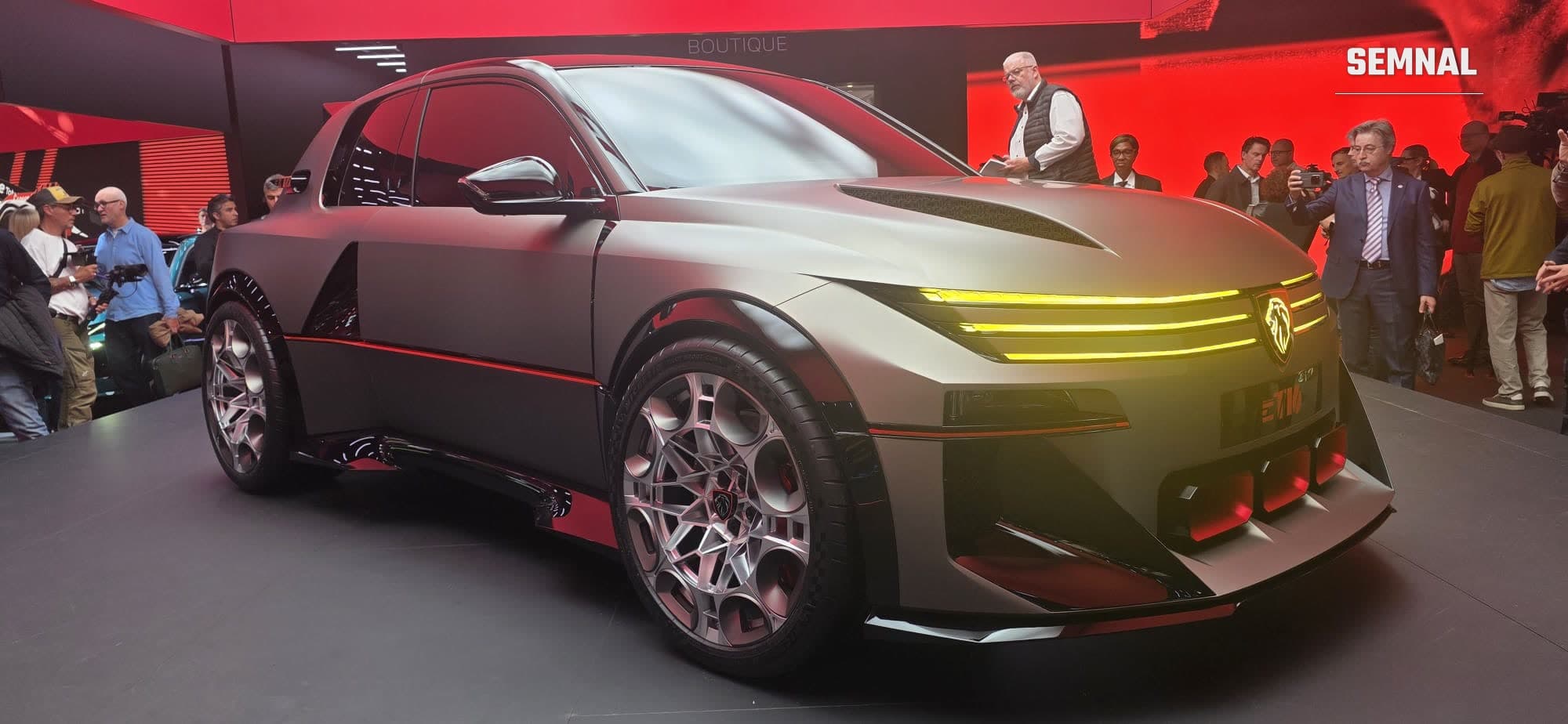 Conceptul Peugeot E-T16, gri mat, cu semnătura luminoasă galbenă, pe standul Peugeot la Salonul Auto de la Paris 2026