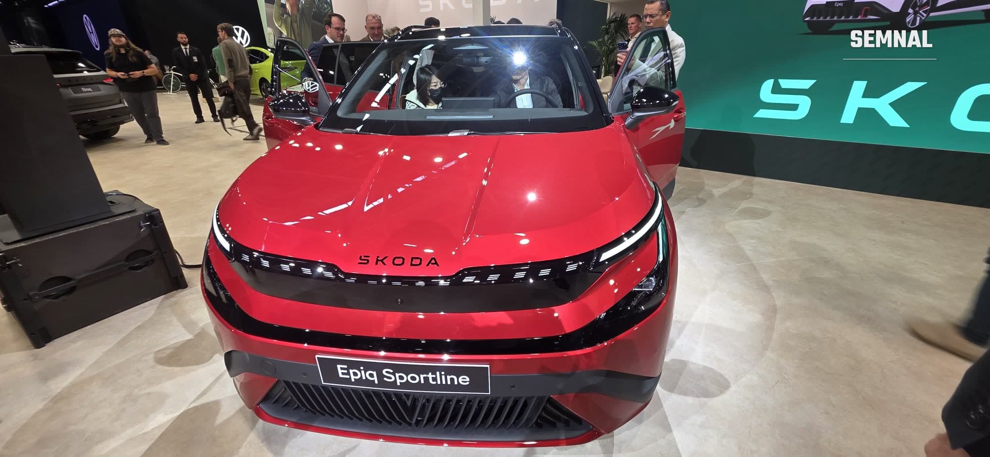 Škoda Epiq Sportline roșu, văzut din față, pe standul Škoda la Salonul Auto de la Paris 2026