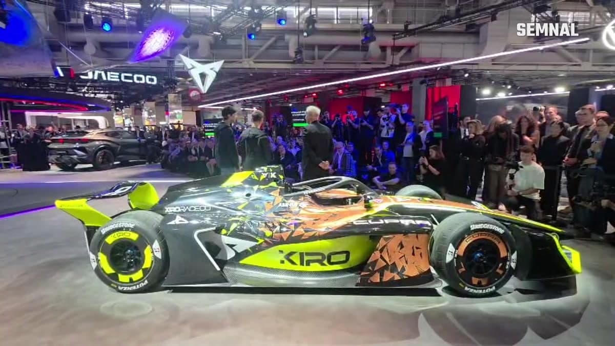 Monopostul de Formula E Cupra Kiro, în culori galben, gri și aramiu, dezvelit pe standul Cupra la Salonul Auto de la Paris 2026
