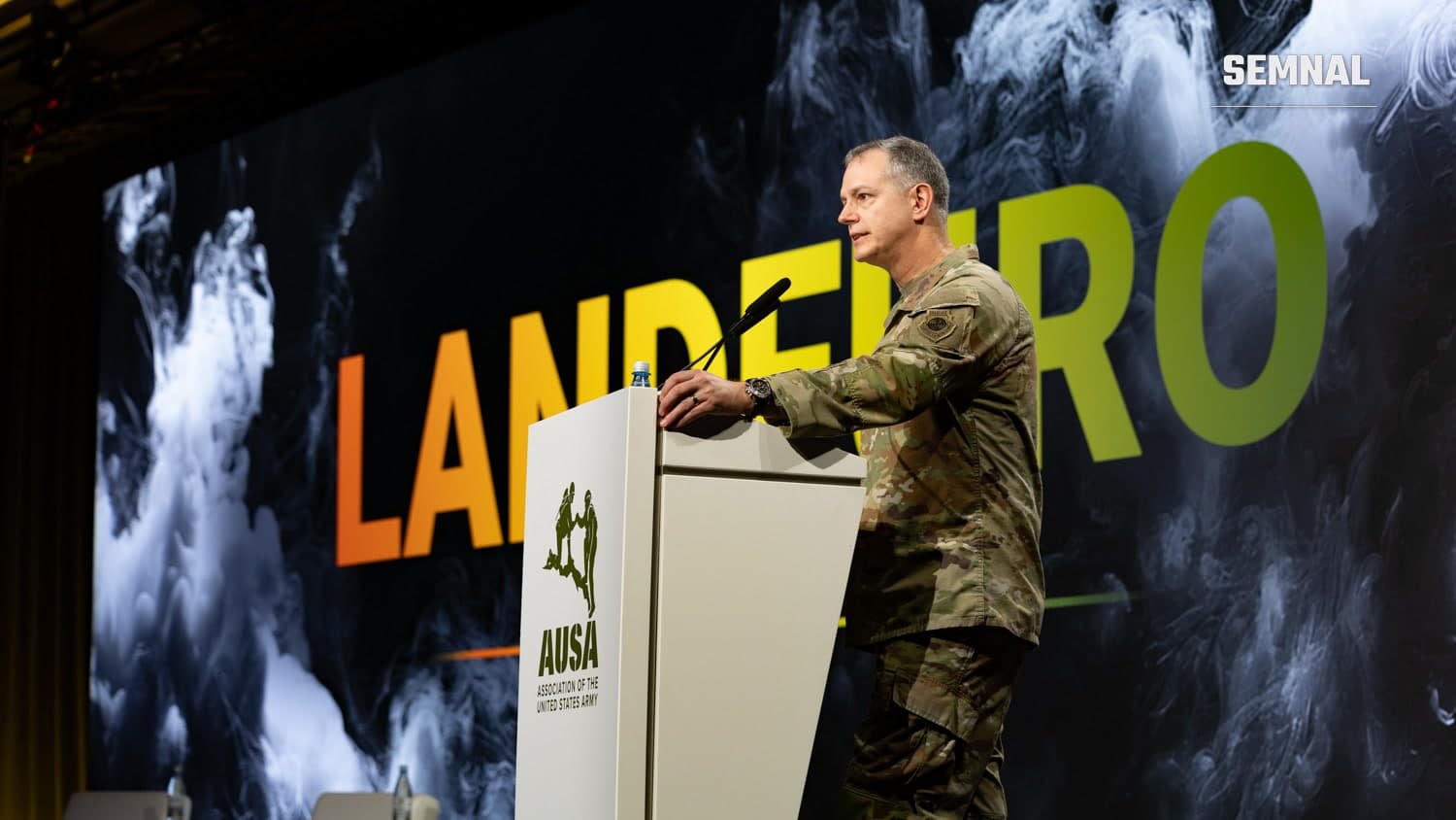 Generalul american Alexus Grynkewich, comandant suprem al forțelor NATO din Europa, vorbește la un pupitru în timpul conferinței LANDEURO de la Wiesbaden, în iulie 2025. (Foto: U.S. Army, domeniu public)