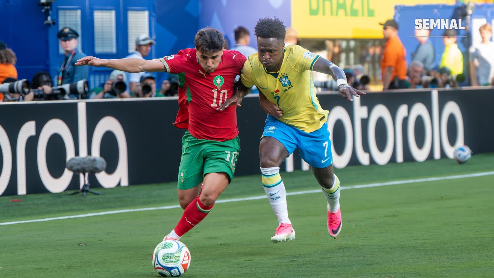 Vinícius Júnior, cu numărul 7 și în tricoul galben al Braziliei, în duel pentru minge cu marocanul Brahim Díaz, la meciul Brazilia - Maroc de la Cupa Mondială, 13 iunie 2026