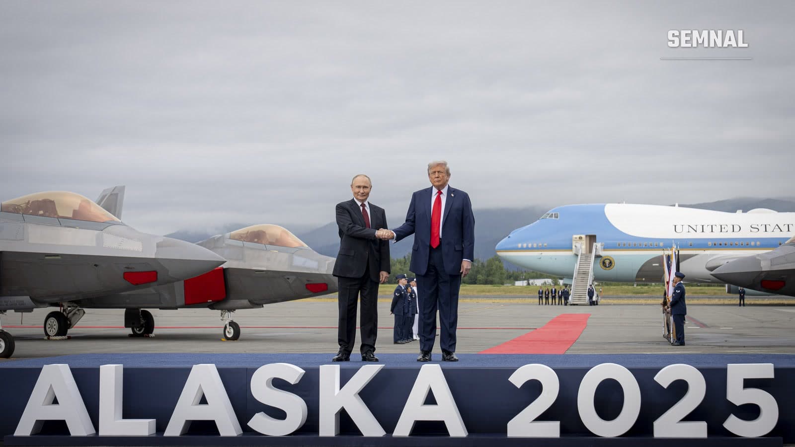 Donald Trump și Vladimir Putin își strâng mâna pe pista bazei Elmendorf-Richardson din Anchorage, la summitul din Alaska, august 2025