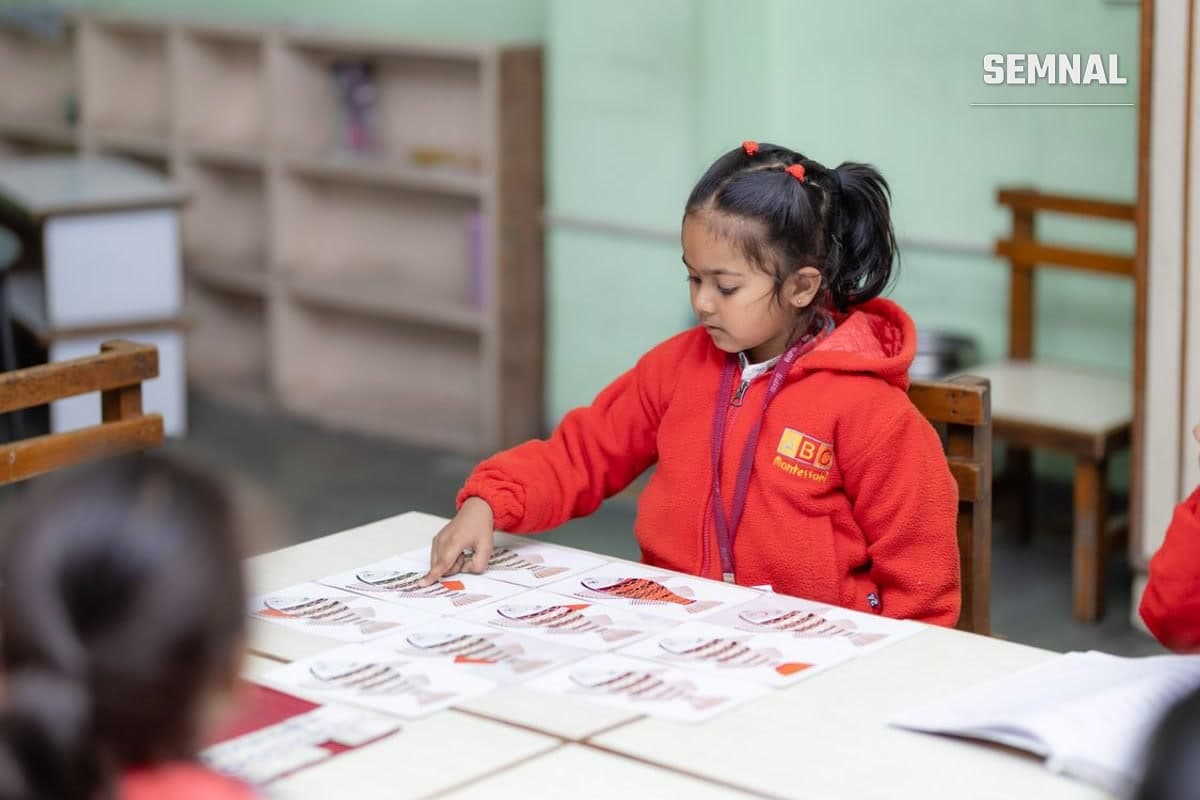 Elevă într-o sală de clasă, simbol al educației în limba maternă