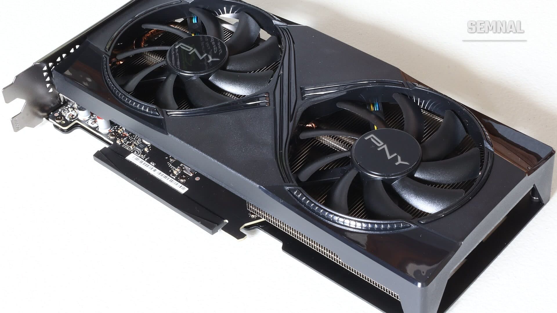 Placă video Nvidia GeForce RTX 5060 Ti de la PNY, cu două ventilatoare, fotografiată din față pe fundal alb