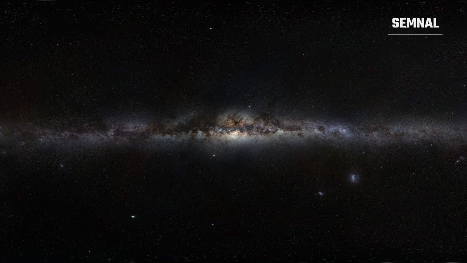 Panoramă a Căii Lactee: banda luminoasă a galaxiei, străbătută de nori de praf întunecat, pe un cer plin de stele
