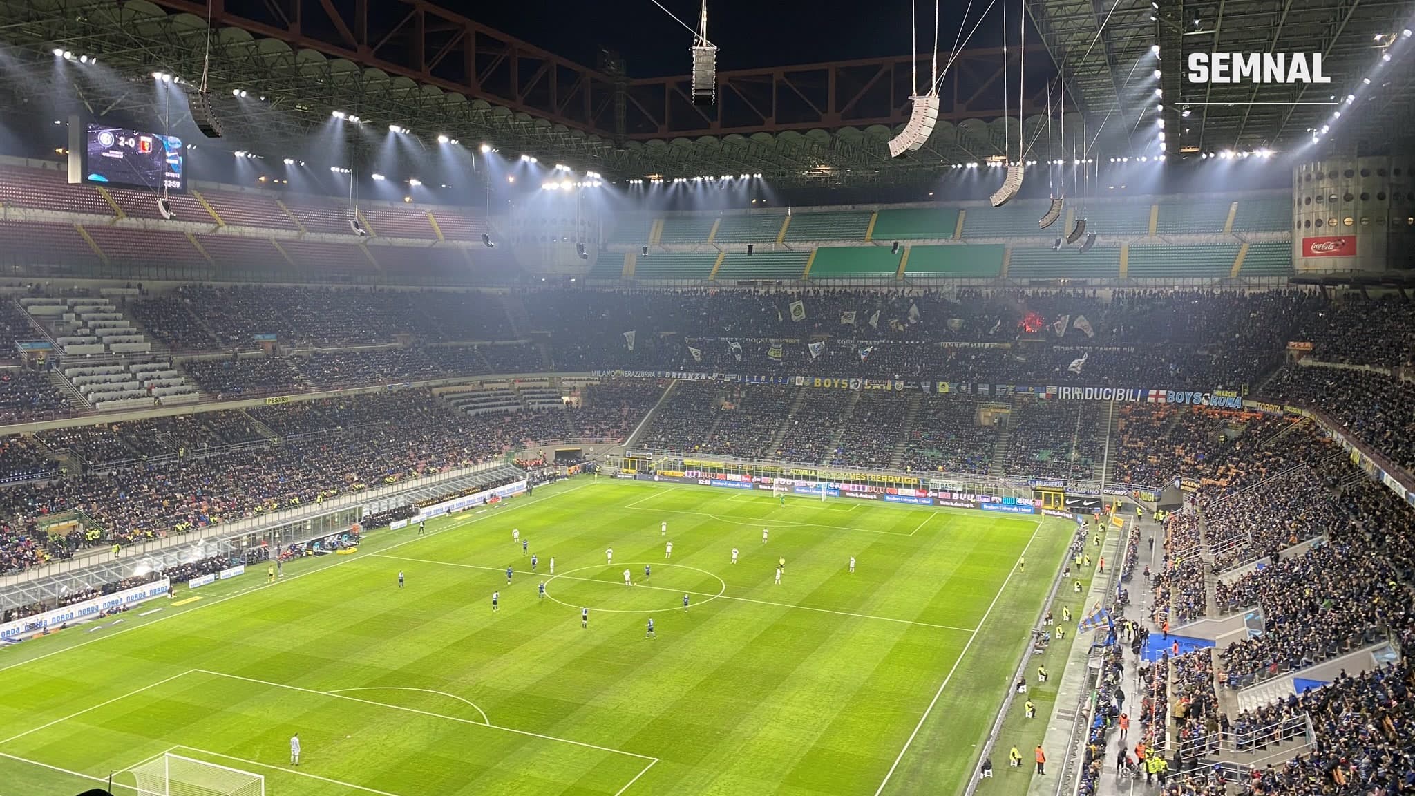 Stadionul San Siro din Milano, cu tribunele pline și terenul iluminat, în timpul unui meci al echipei Inter