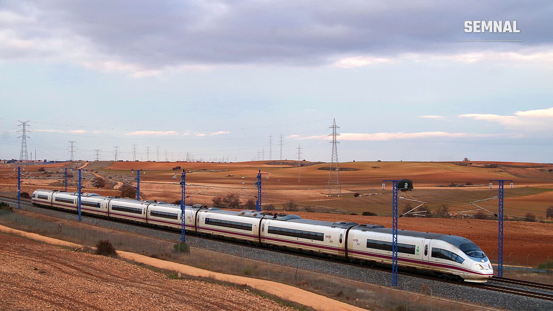 Tren de mare viteză AVE seria 103 al Renfe, circulând printr-un peisaj deschis din Castilia, imagine de arhivă