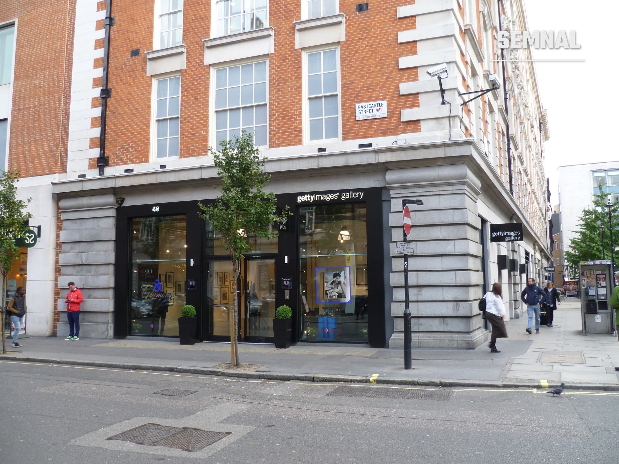 Galeria Getty Images de pe Eastcastle Street din Londra, fațadă cu vitrine negre și firma agenției, trecători pe trotuar (Foto: Philafrenzy / Wikimedia Commons, CC BY-SA 4.0)