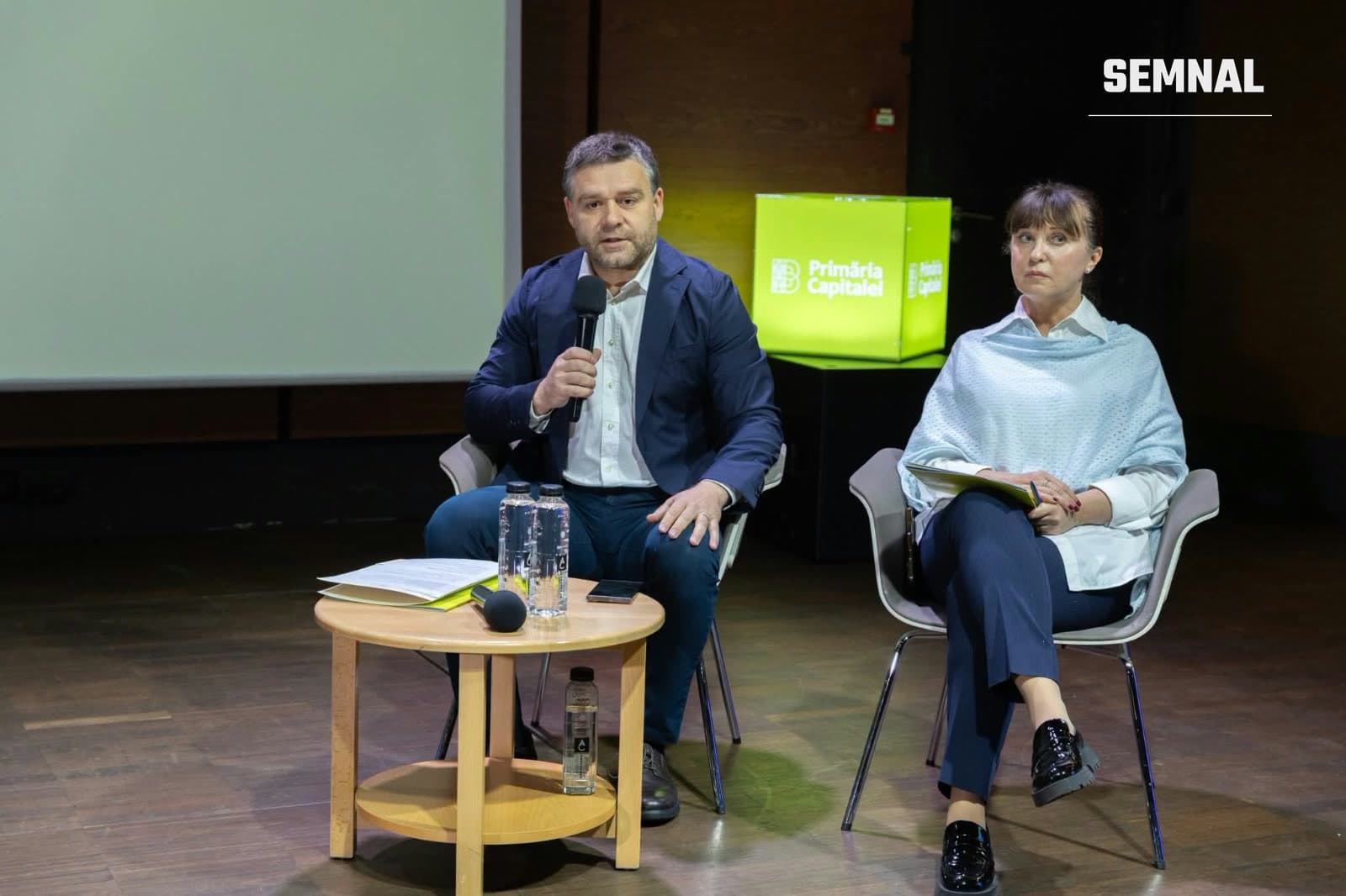 Primarul general Ciprian Ciucu vorbește la microfon, alături de Mihaela Păun, directoarea AEUB, la conferința despre strategia culturală a Bucureștiului (sursa foto Primăria Municipiului București, pagina oficială de Facebook)