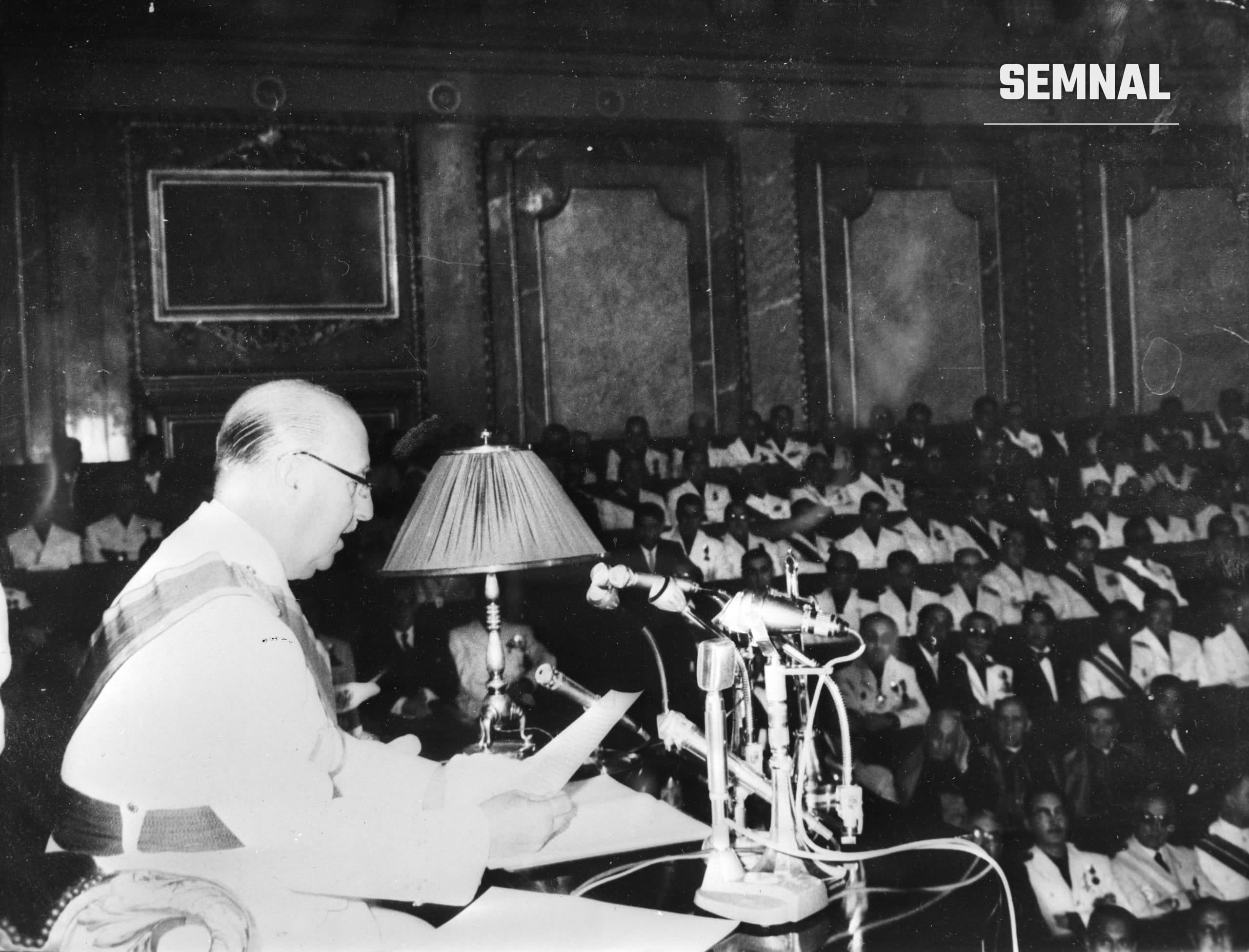 Francisco Franco citind un discurs în Parlamentul spaniol, în fața deputaților (Foto: Anefo / Nationaal Archief, CC0)