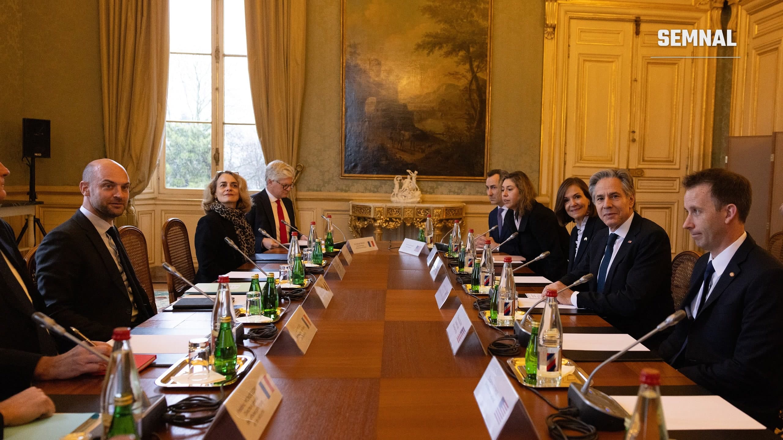 Jean-Noël Barrot, în stânga, la masa de negocieri din Ministerul de Externe de la Paris, în timpul unei întâlniri cu secretarul de stat american, 8 ianuarie 2025. (Foto: Departamentul de Stat al SUA / Wikimedia Commons, domeniu public)