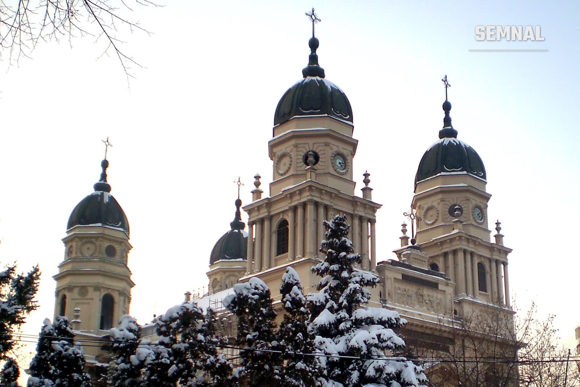 Catedrala Mitropolitană din Iași, cu turnurile și arborii acoperiți de zăpadă, fotografie de arhivă