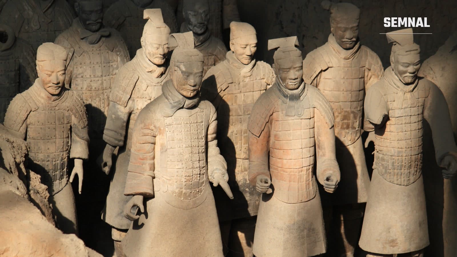 Războinici din teracotă, cu armuri și coafuri distincte, în Groapa 1 a mausoleului lui Qin Shi Huang de lângă Xi’an, în lumină laterală caldă
