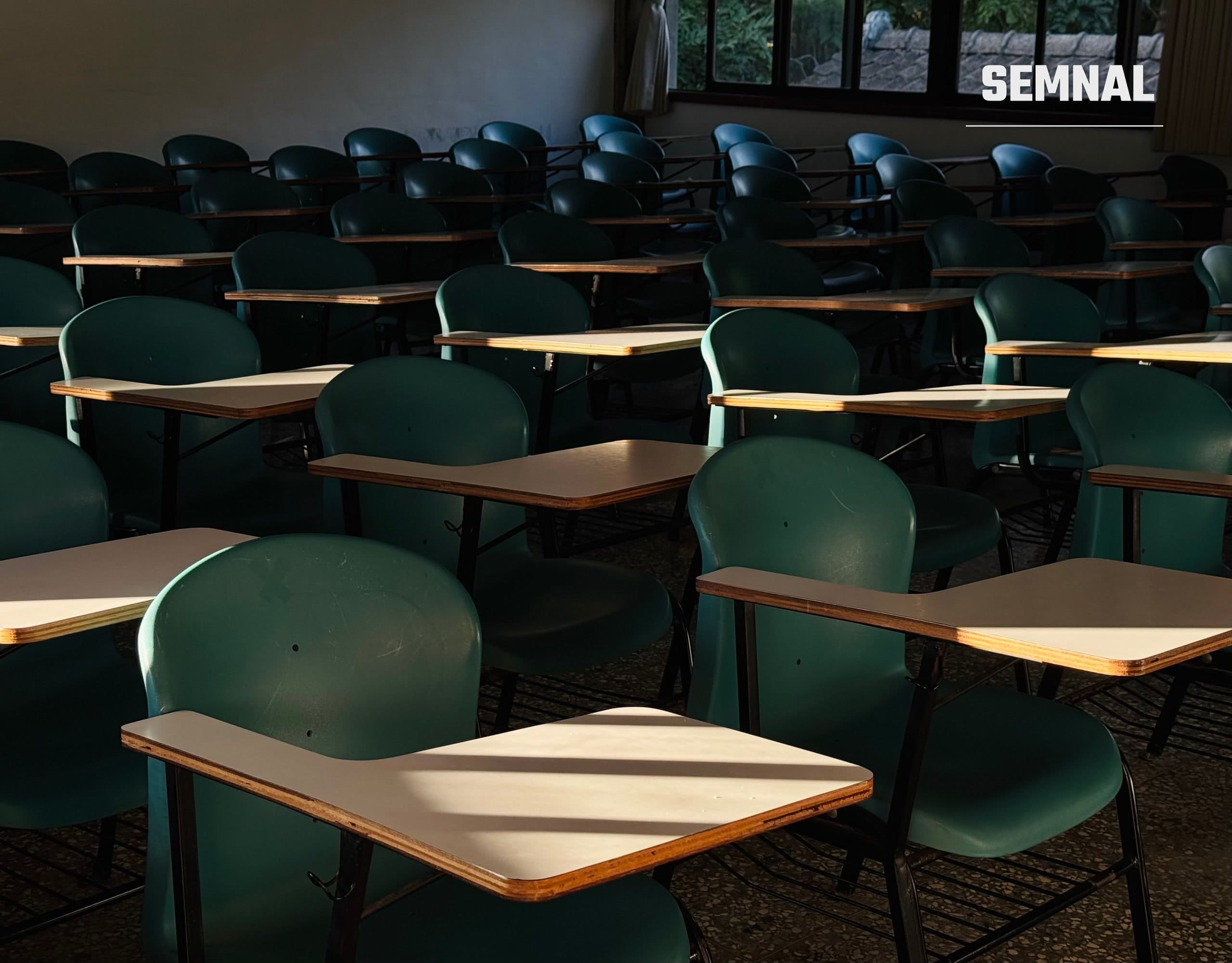 Sală de clasă goală, scăldată în lumină, cu bănci și scaune de lemn, imagine ilustrativă (Foto: Oliver Hung / Pexels)
