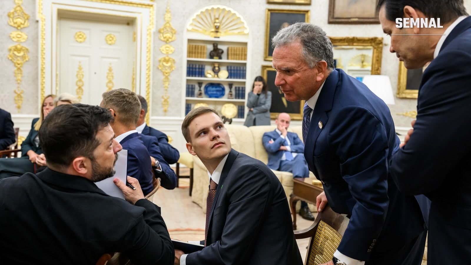 Volodimir Zelenski discută cu Steve Witkoff și Marco Rubio în Biroul Oval al Casei Albe, într-o fotografie din august 2025