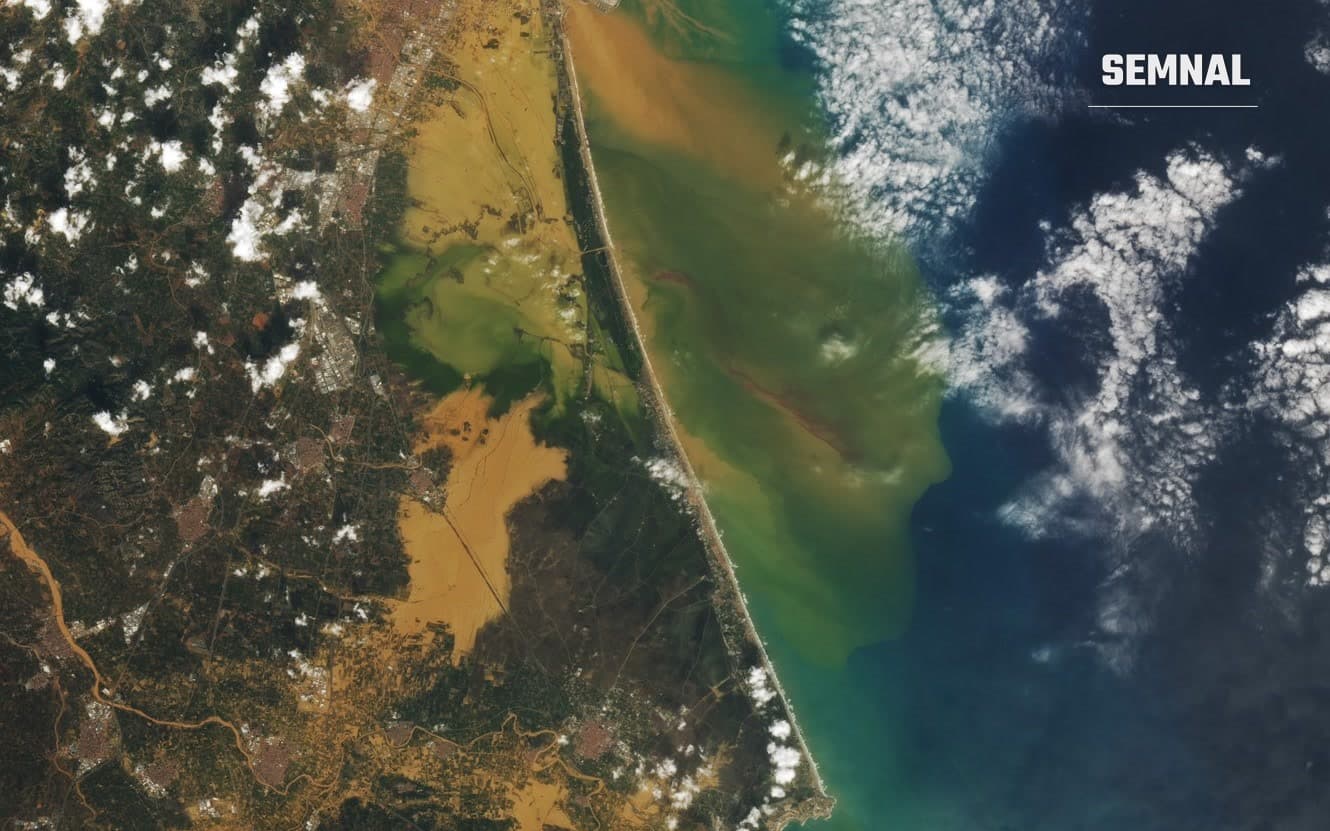 Imagine satelitară Landsat cu ape noroioase de inundație lângă coasta Valenciei, 30 octombrie 2024 (arhivă)