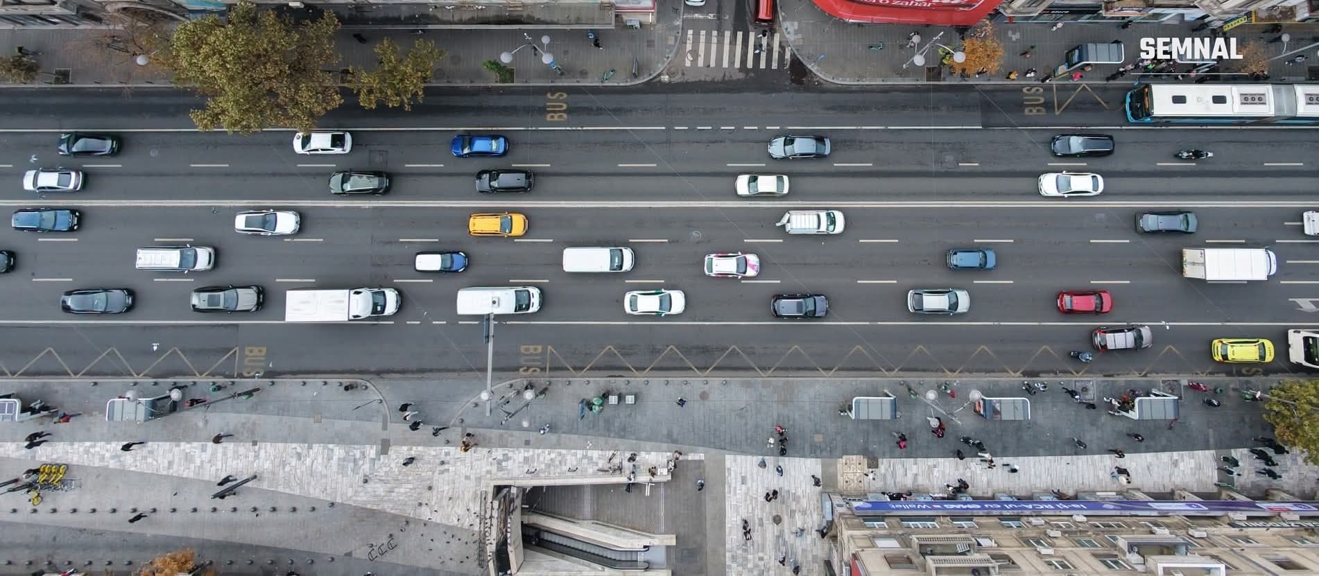 Bulevardul Magheru din București, văzut de sus, cu traficul auto, benzile pentru autobuze și pietonii de pe trotuare