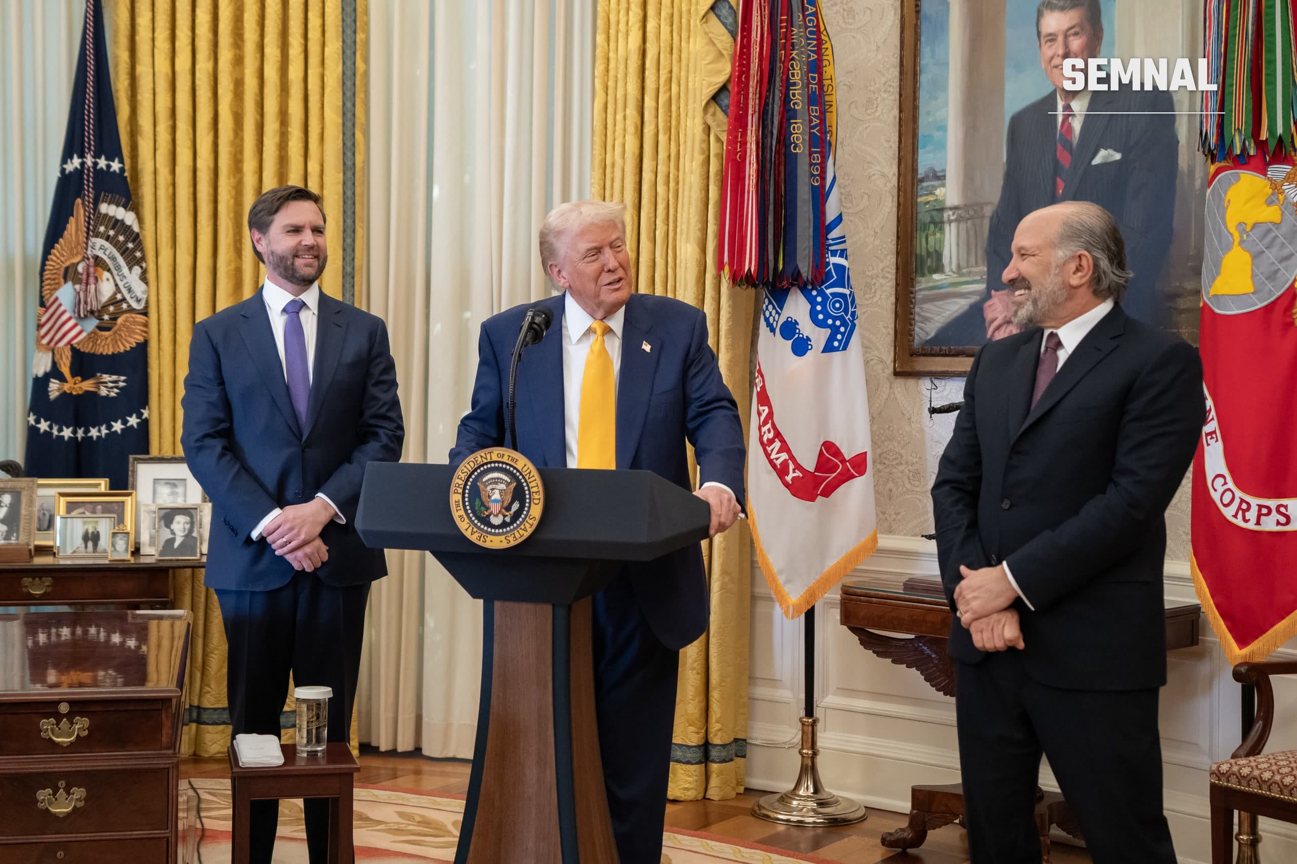 Donald Trump, vicepreședintele JD Vance și secretarul pentru Comerț Howard Lutnick în Biroul Oval al Casei Albe
