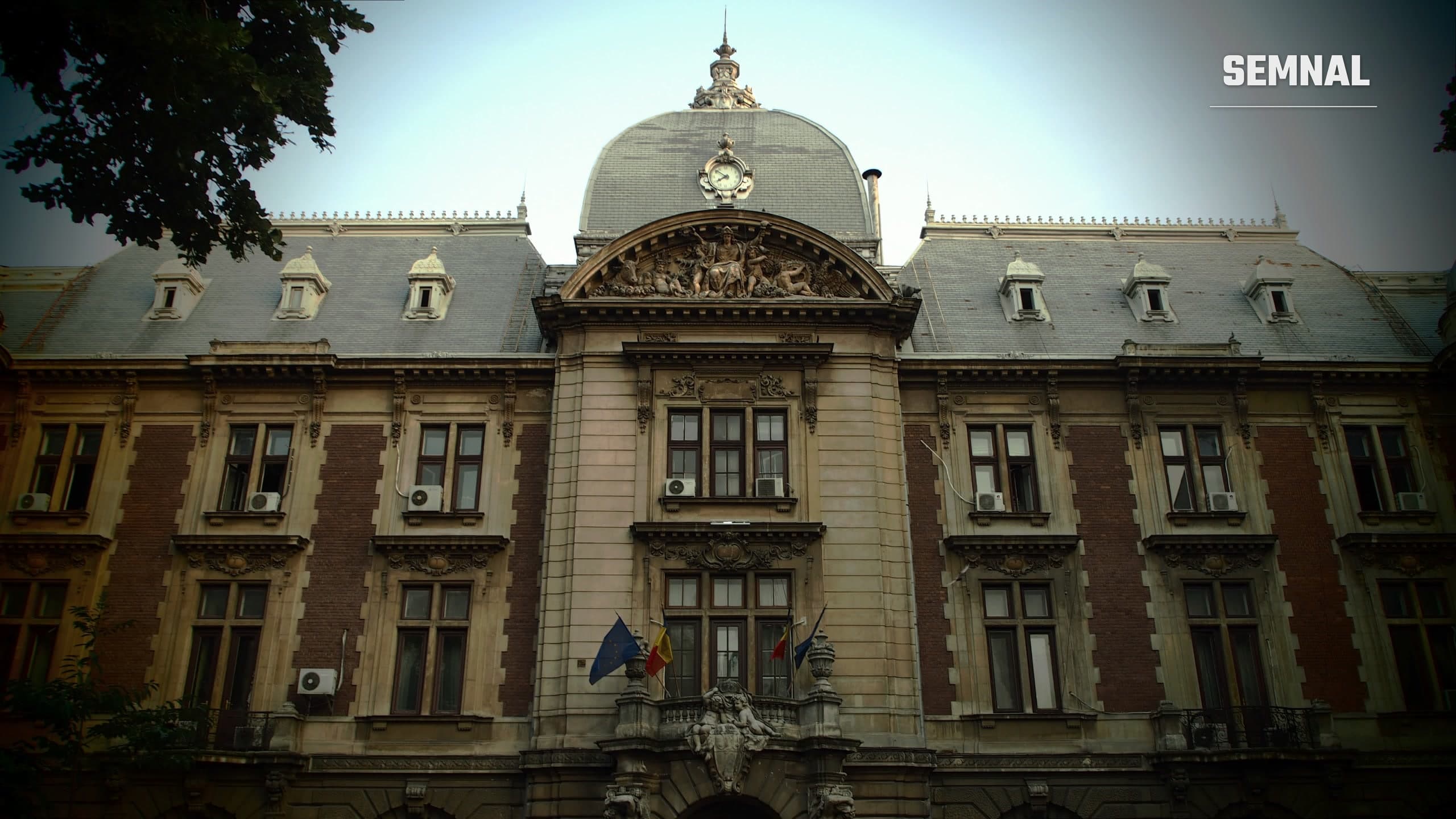 Fațada clădirii Ministerului Agriculturii și Dezvoltării Rurale din București, cu drapele la intrare