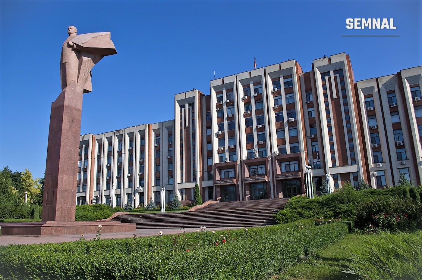 Clădirea Sovietului Suprem de la Tiraspol, cu statuia lui Lenin în fața intrării, în regiunea separatistă transnistreană